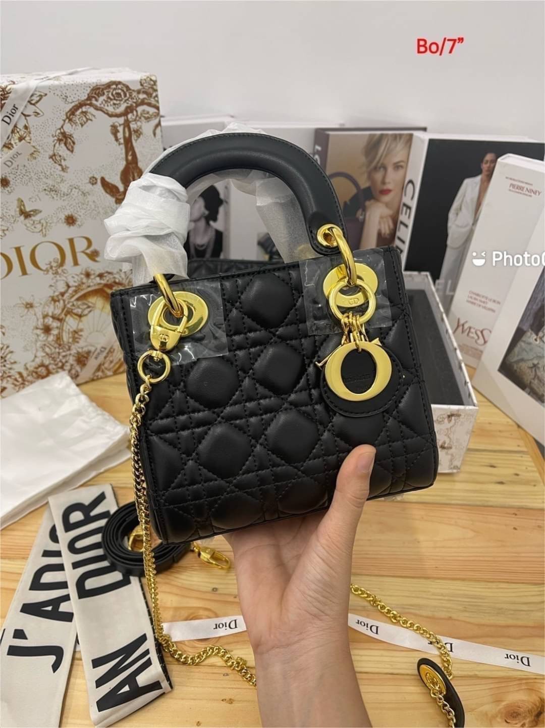 DIOR SET BAG / DIOR CD LADY BAG / CD LIMITED EDITION GIFT BOX WITH GOLD STAR BOUTIQUE SET พร้อมเสิร์ฟครบชุด น่ารักมากค่ะ ดีไซน์เรียบง่าย แต่แฝงไปด้วยความหรูหรา ทรงกล่องคลาสสิค มีหูจับในตัวและสายครอสบอดี้สุดเลิศ
