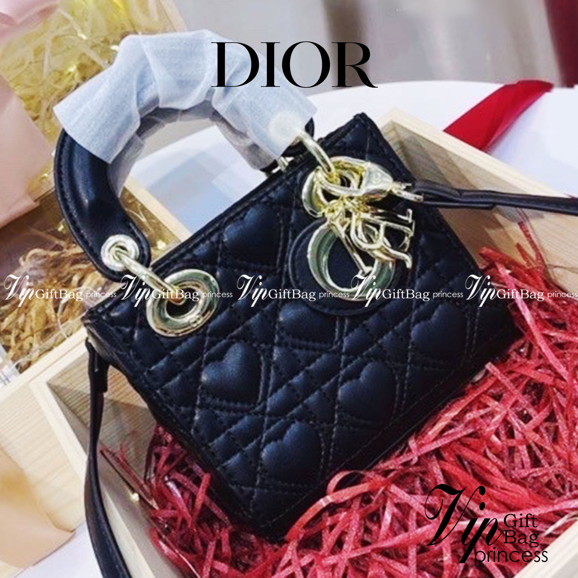 DIOR CD LADY BAG Lambskin with Heart Motif Black / Christian Dior Lady Dior Ultra-Matte Bag ดีไซน์เรียบง่าย แต่แฝงไปด้วยความหรูหรา ทรงกล่องคลาสสิค วัสดุหนังแท้ลายหัวใจ มีหูจับในตัวและสายครอสบอดี้สุดเลิศ แนะนำถือออกงานคือแพรวพราว โดดเด่นกว่าใคร จัดไปจ้า คุ