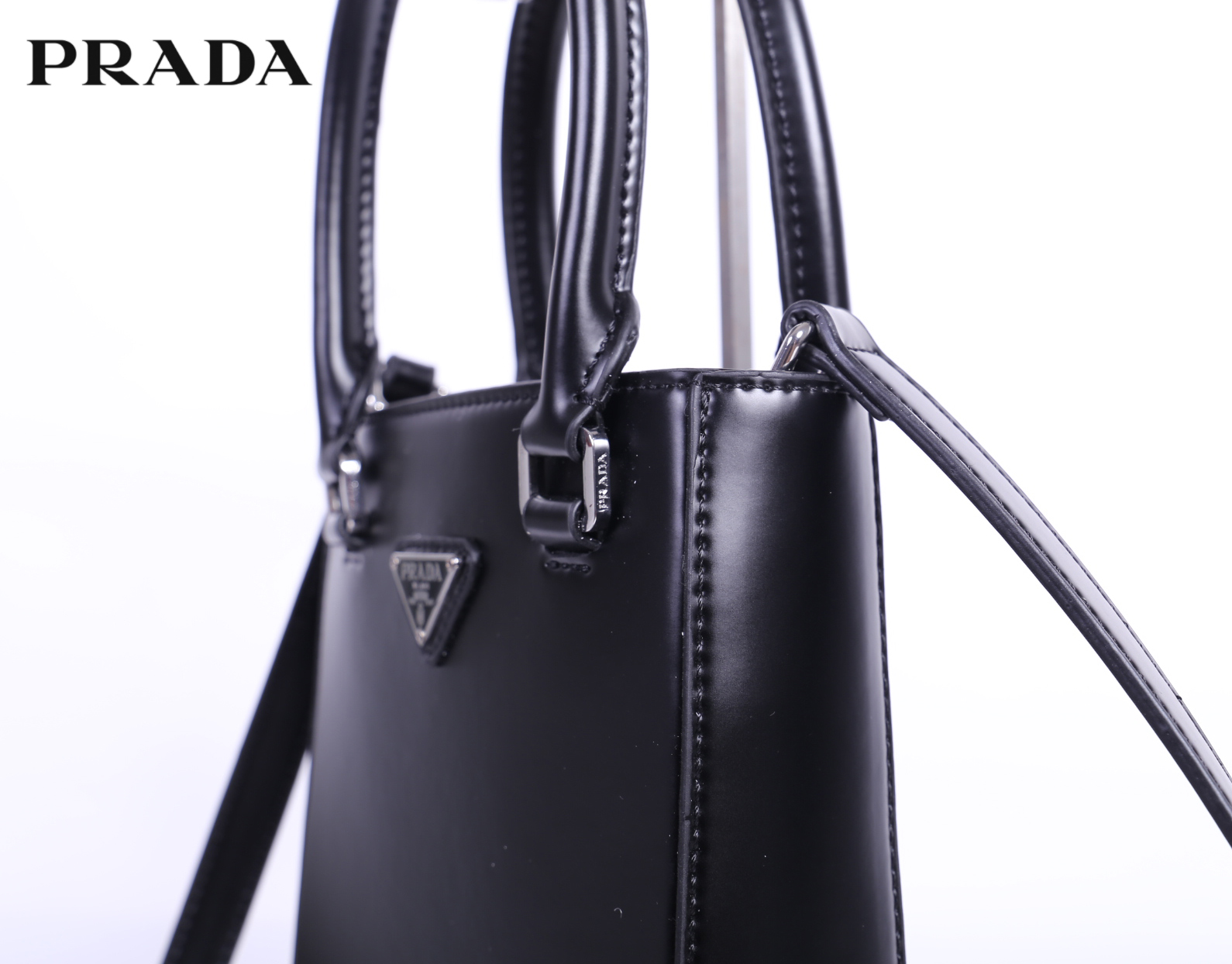PRADA Small brushed leather tote กระเป๋าTote ขนาดเล็กที่มีดีไซน์ทรงเหลี่ยมโฉบเฉี่ยว วัสดุจากหนังเงาซึ่งเป็นวัสดุที่โดดเด่นของแบรนด์มาตั้งแต่ยุค 90'