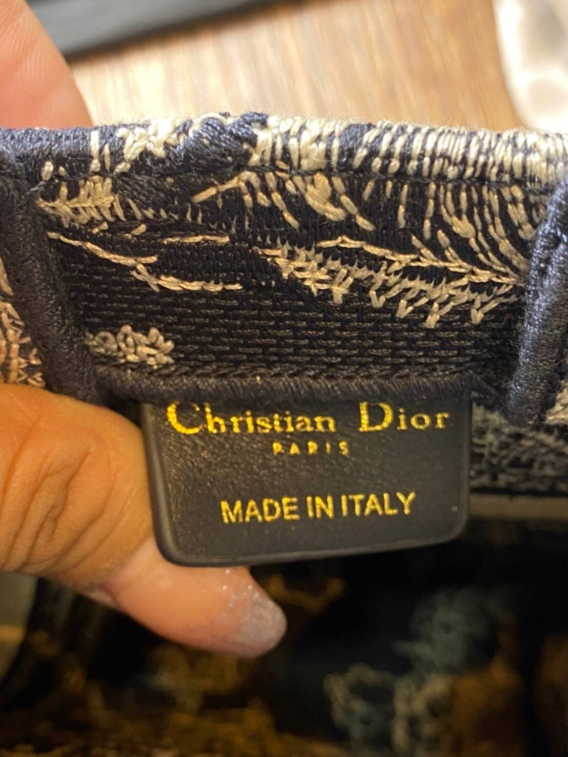 ORI 】Mini Dior Book Tote Phone Bag พร้อมส่งที่ไทย ภาพสินค้าถ่ายจากงานขายจริง ใช้งานต่างประเทศได้ กระเป๋าใบมินิจะใส่โทรศัพท์ได้เช่นเดียวกับของใช้จำเป็นเล็กๆ น้อยๆ ในแต่ละวัน มาพร้อมสายสะพายไหล่แบบปักที่ปรับได้และถอดออกได้ อุปกรณ์เสริมอันทันสมัยนี้สามารถสวม