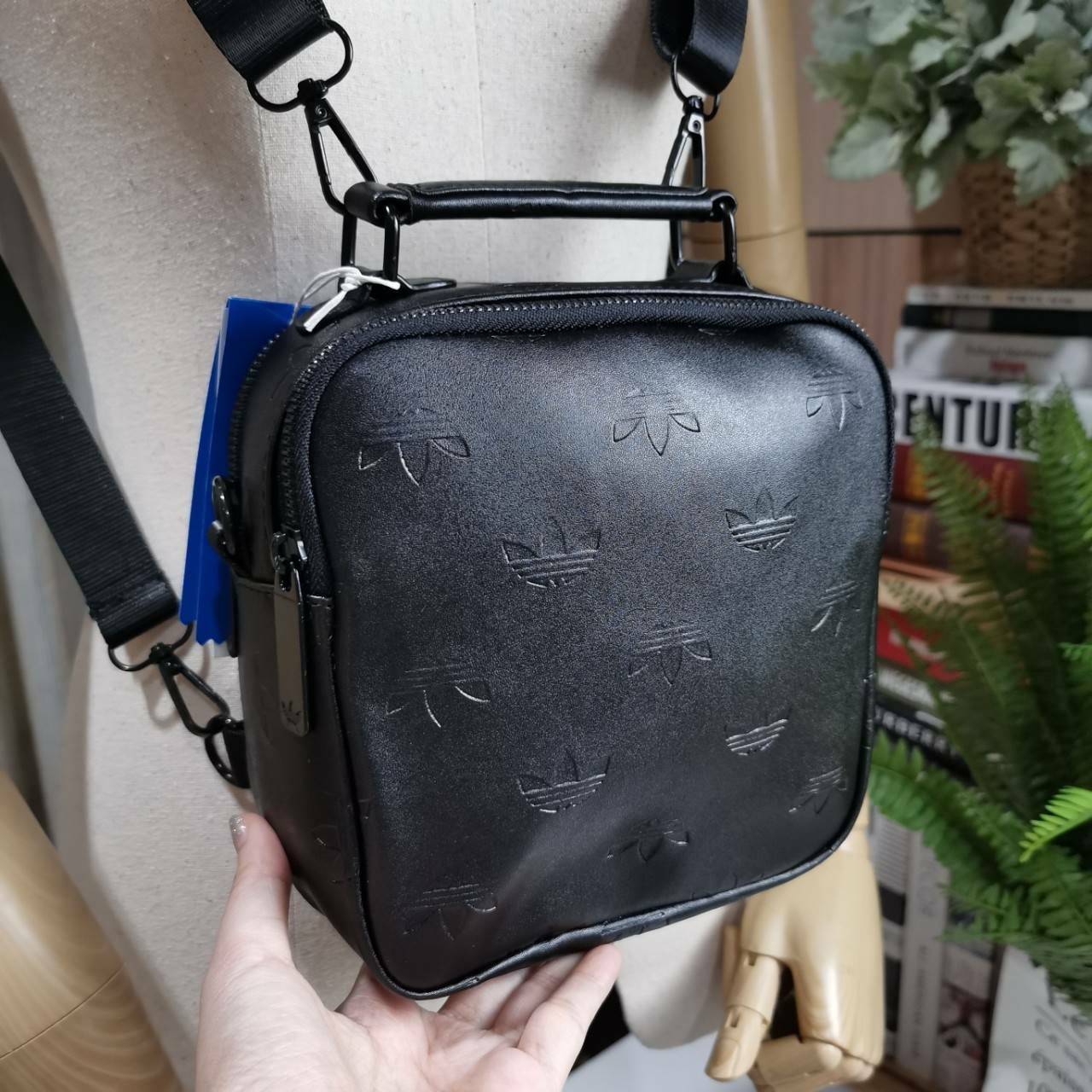 ADIDAS 2WAYS TOP HANDLE BAG กระเป๋าถือเเละสะพายเป้แบบ 2Ways ดีไซน์ทรงเหลี่ยมขนาดกำลังดีิ น้ำหนักเบา วัสดุหนังเรียบสวยสีดำปั้มโลโก้แบรนด์รอบใบ หูจับถนัดมือ มีช่องหลัก2ช่องแยกเป็นสัดส่วน เปิดปิดด้วยซิปสะดวกใช้ หัวซิปแบรนด์ ภายในมีโลโก้ มีสายสะพาย2เส้น สายถอ