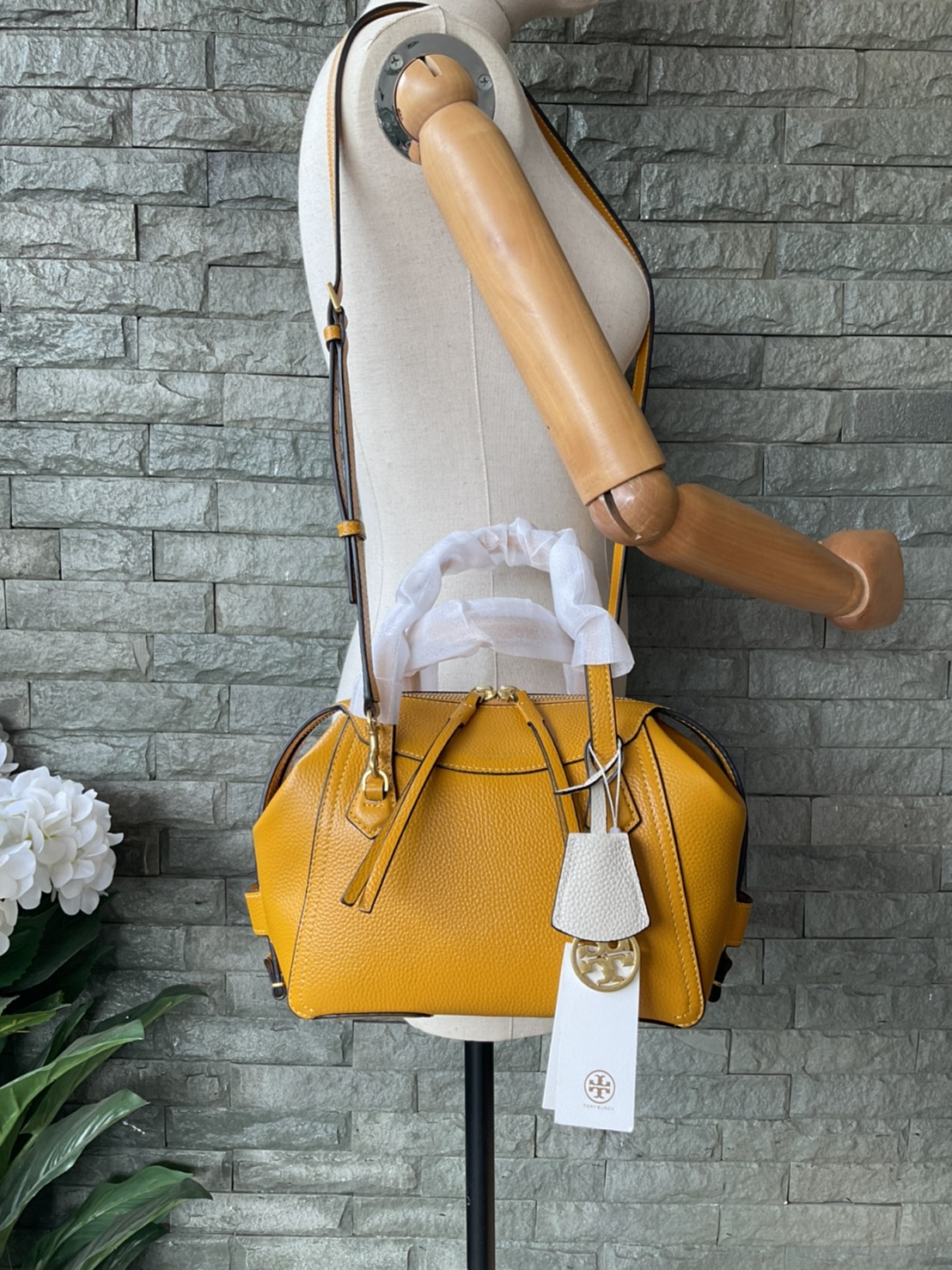 ของแท้ Tory Burch Bur Perry Small Satchel ( Style : 61169 ) กระเป๋าถือ/คล้องแขน/สะพายข้าง แบรนด์ยอดนิยม รุ่นใหม่ล่าสุดแบบคลาสสิก แบบทันสมัย สวยโดดเด่น