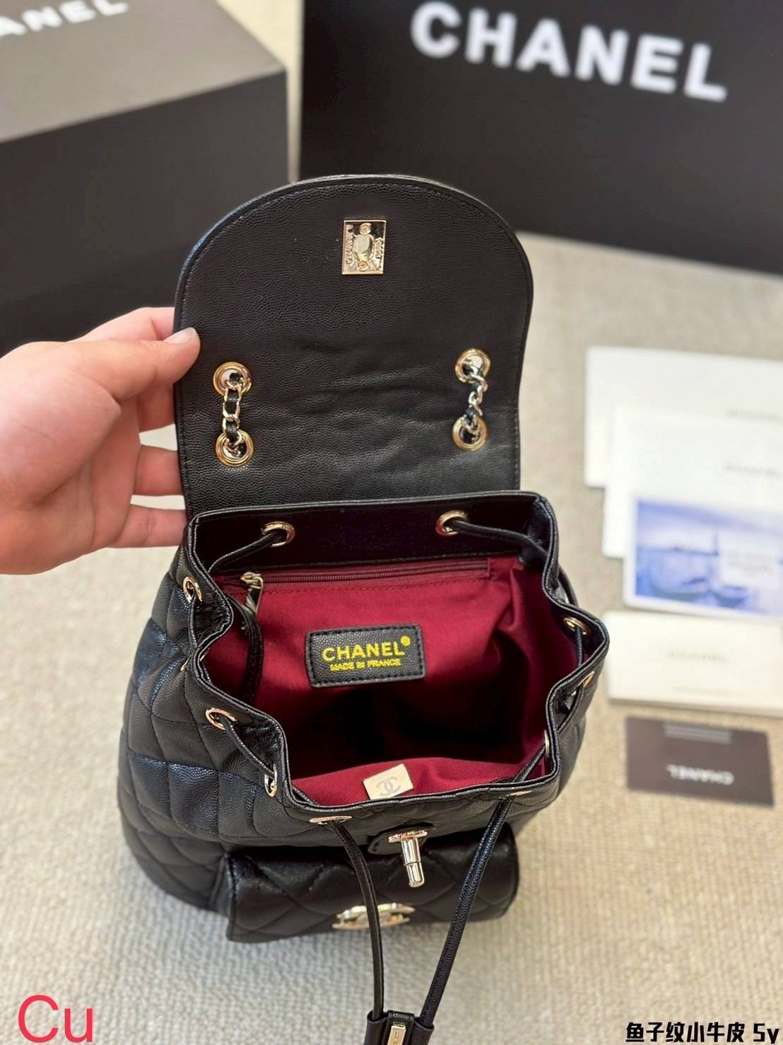 Chanel duma backpack กระเป๋าเป้สะพายหลัง ไซส์น่ารัก ไอเท็มยอดฮิตรูปทรงทันสมัย ดีเทลความสวยมากมาย ทั้งสายรูดเก็บปาดกระเป๋า หรือจะช่องเปิดด้านหน้า ก็ดูหรูไปหมด