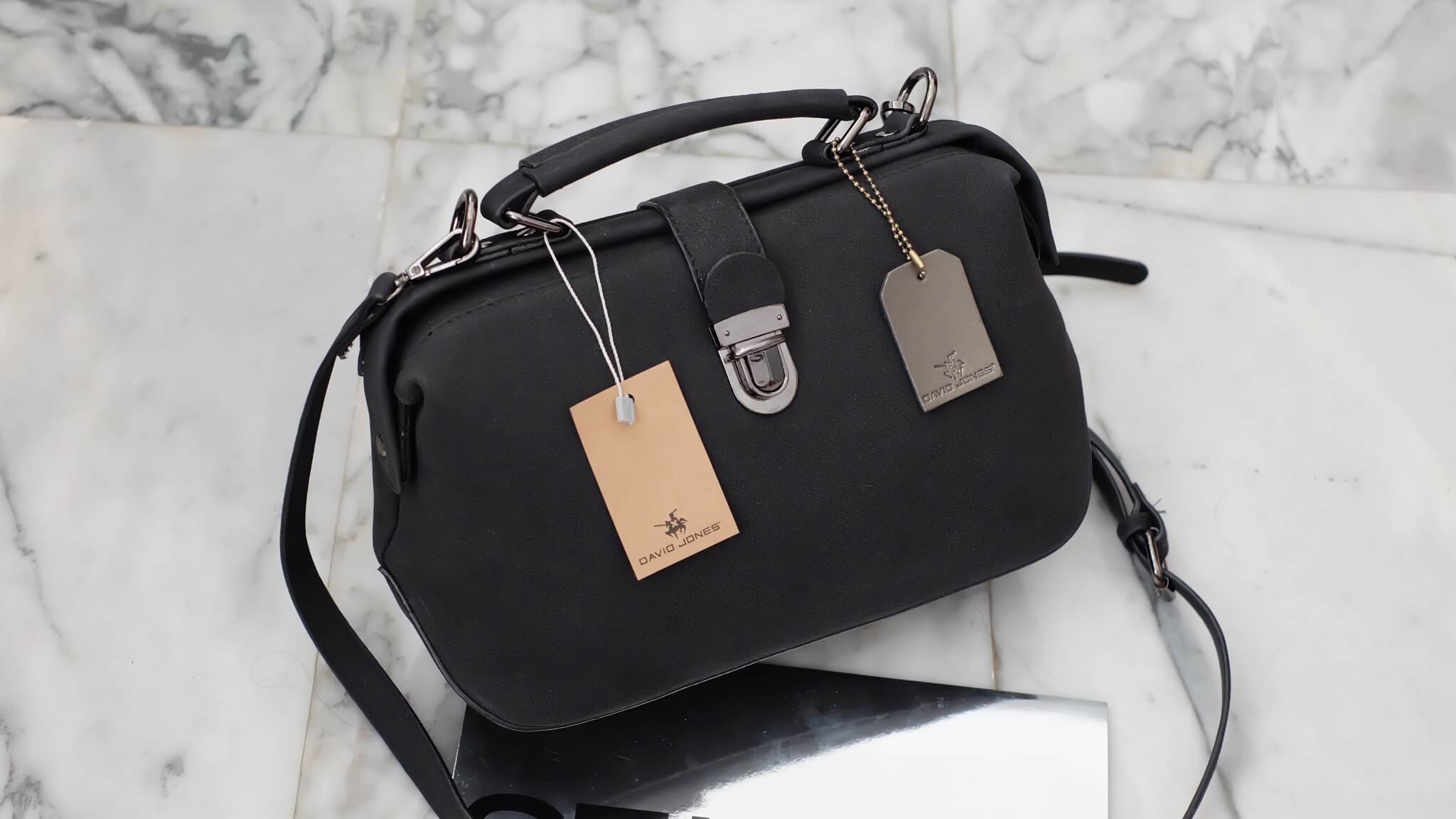 รุ่นหายาก จากแบรนด์ DAVID JONES หนังกลับ สวยมาก แถมทรงเก๋มากๆค่า 😍 ตัวกระเป๋าขนาดกะทัดรัด น้ำหนักเบา จุของคุ้มมากๆ คะ สีกระเป๋า เข้ากับชุดง่ายมากคะ ใบนี้ #แนะนำเลยค่า