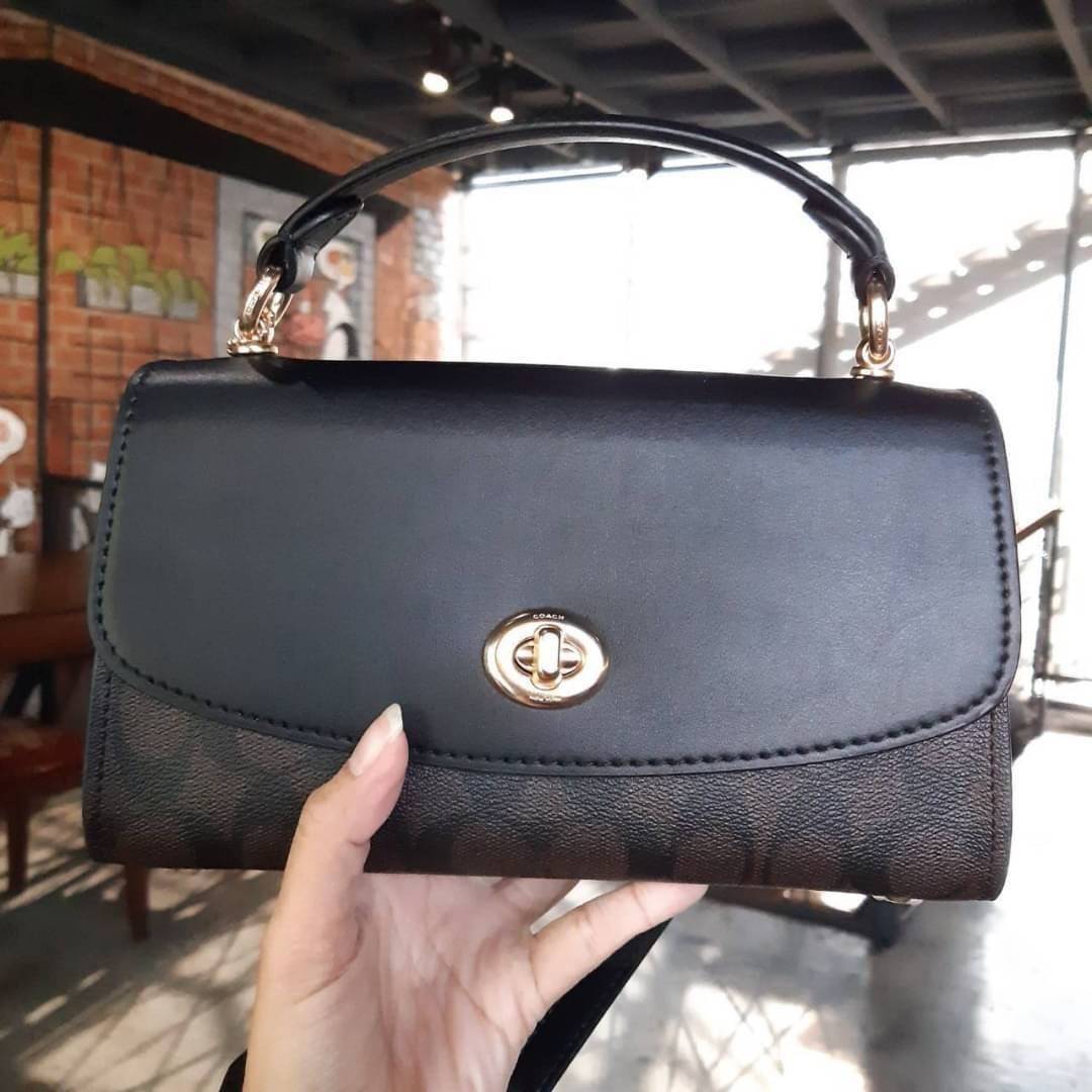 COACH TILLY SATCHEL 23 IN SIGNATURE CANVAS ((C1802//C1439/C1435)) กระเป๋า crossbody สวยหรู ขนาดใหม่ พร้อมสีมาใหม่!! ดีไซน์ย้อนยุค วัสดุหนังแคนวาสเคลือบลายสลับหนังแท้ มาพร้อมหูจับในตัว และสาย crossbody ปรับได้ตามตัว เปิด-ปิดด้วยตัวบิดล็อค ภายในโล่ง บุกำมะห