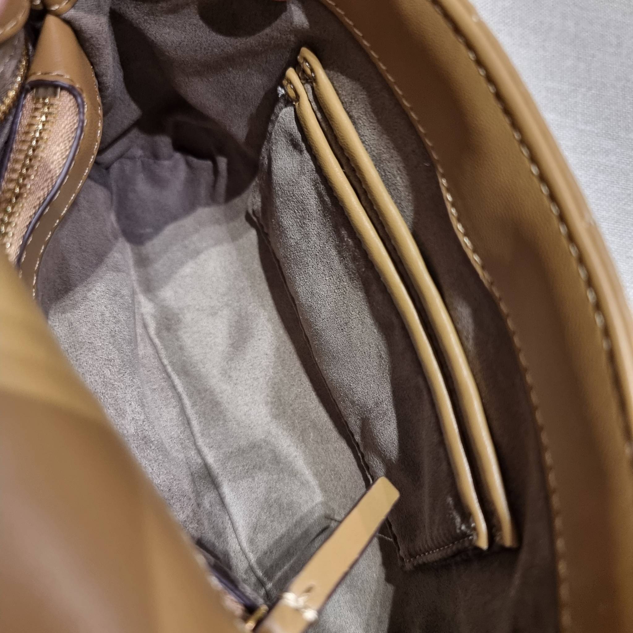 TORY BURCH KIRA QUILTED SMALL SATCHEL มาแล้วด่วนๆ!! กับคอลที่ปังไม่ไหว พร้อมเสิร์ฟสีคลาสสิค กระเป๋าถือ/สะพาย ทรงสวย สะพายคล่องตัว หนังแท้ ดีไซน์บุนวม เส้นคมสวยหรู วัสดุหนังแกะ สัมผัสดีงาม นิ่มมือ เปิด-ปิดด้วยอะไหล่บิดล็อค ภายในเป็นช่องโล่ง มีช่องซิป ใส่ขอ