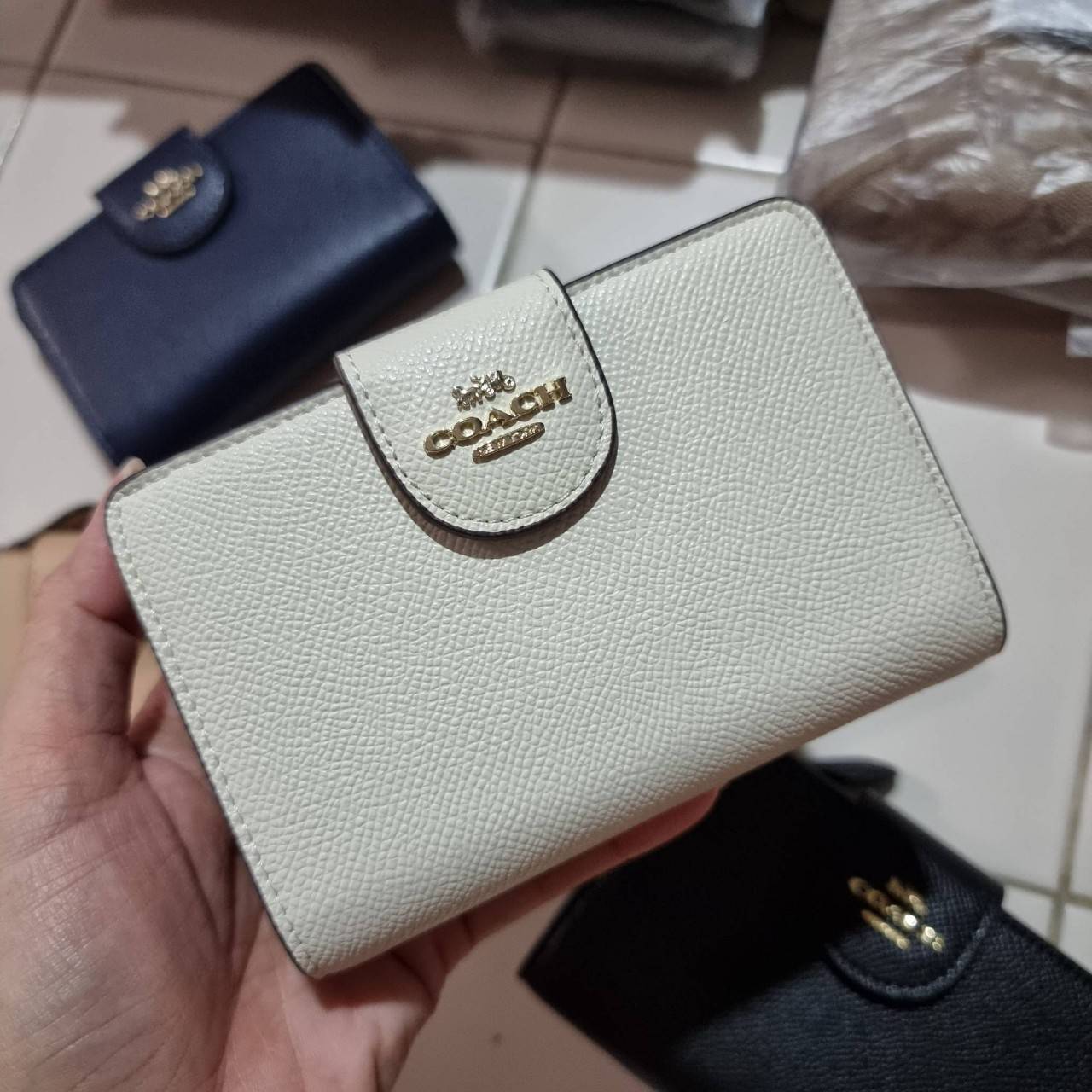 COACH 6390 MEDIUM CORNER ZIP WALLET เดอะเบสท์รุ่นที่สาวๆตามหา!! ดีไซน์ใหม่ สวยสะกด!! กระเป๋าสตางค์ใบกลาง สีคลาสสิค เรียบแต่แฝงความหรู บอกเลยว่ามันละมุนมาก!! ด้วยวัสดุหนัง crossgrain ที่ดูแลรักษาง่าย และยังดูผู้ดี ถือใช้แล้วขับผิวทุกสี ภายในมีช่องใส่บัตรแล