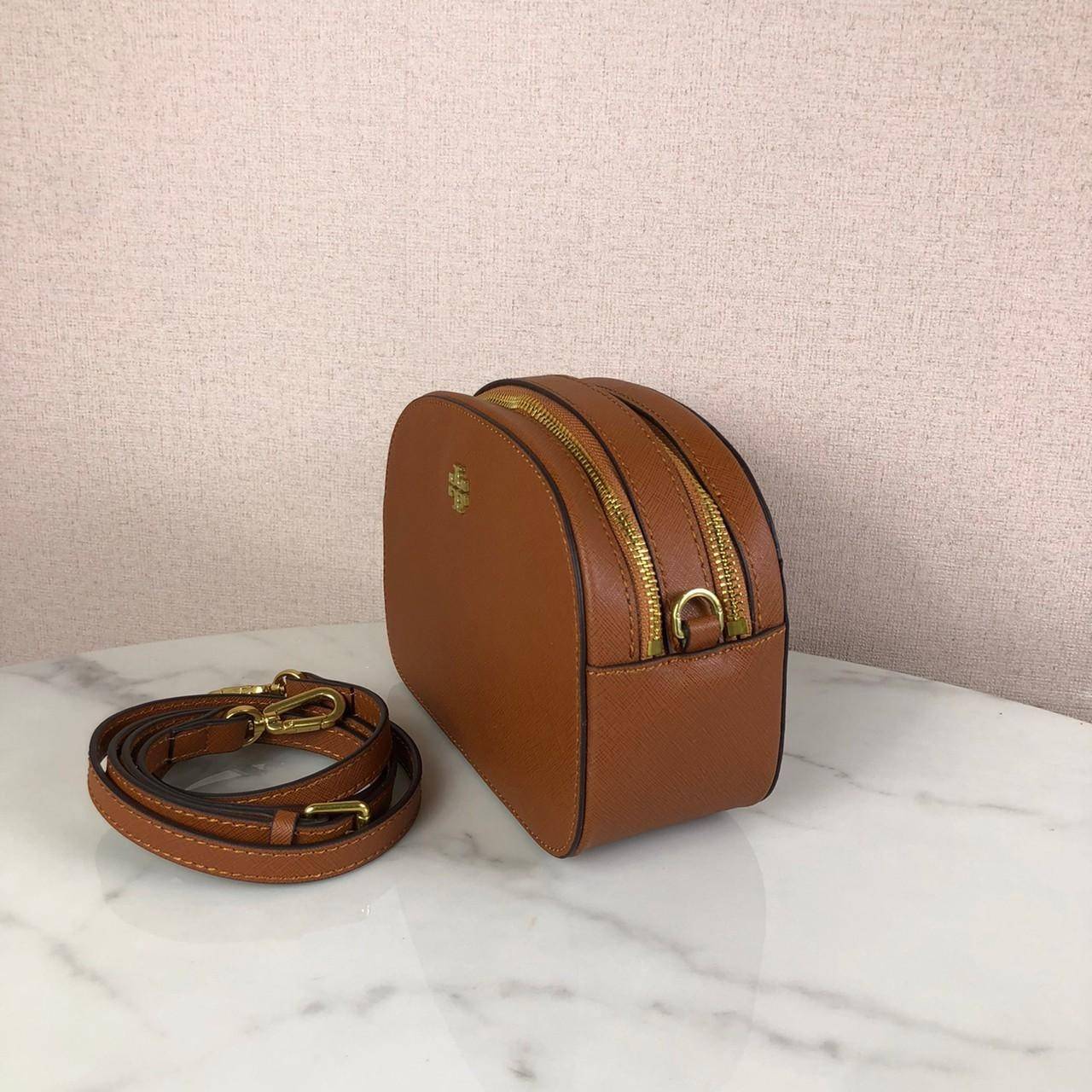 กระเป๋าสะพาย TORY BURCH ด้านบนแบ่งเป็น 2 ช่อง เปิด - ปิดกระเป๋าด้วยซิป ด้านในมีช่องซิป 1 ช่อง และช่องใส่ของ 1 ช่อง ด้านหลังมีช่องใส่ของ 1 ช่อง มาพร้อมสายสะพายยาว สามารถถอดและปรับได้ 3 ระดับค่ะ