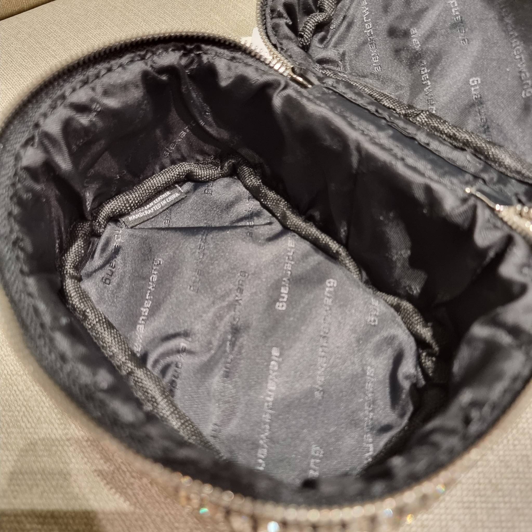 ALEXANDER WANG HEIRESS BOX BAG IN RHINESTONE MESH ใหม่ก่อนใคร กับไอเท็มสุดเอ็กซ์คลูซีฟ วีไอพีจากเคาน์เตอร์ กับกระเป๋าถือ/สะพายทรงกล่องตกแต่งพลอยเทียม หรูหรา โดดเด่น ดูแพง ด้วยการตัดเย็บเรียงร้อยลงบนตาข่ายเนื้อละเอียด ทำให้ดูดีมีราคางดงามมากๆ เปิด-ปิดด้วยซ