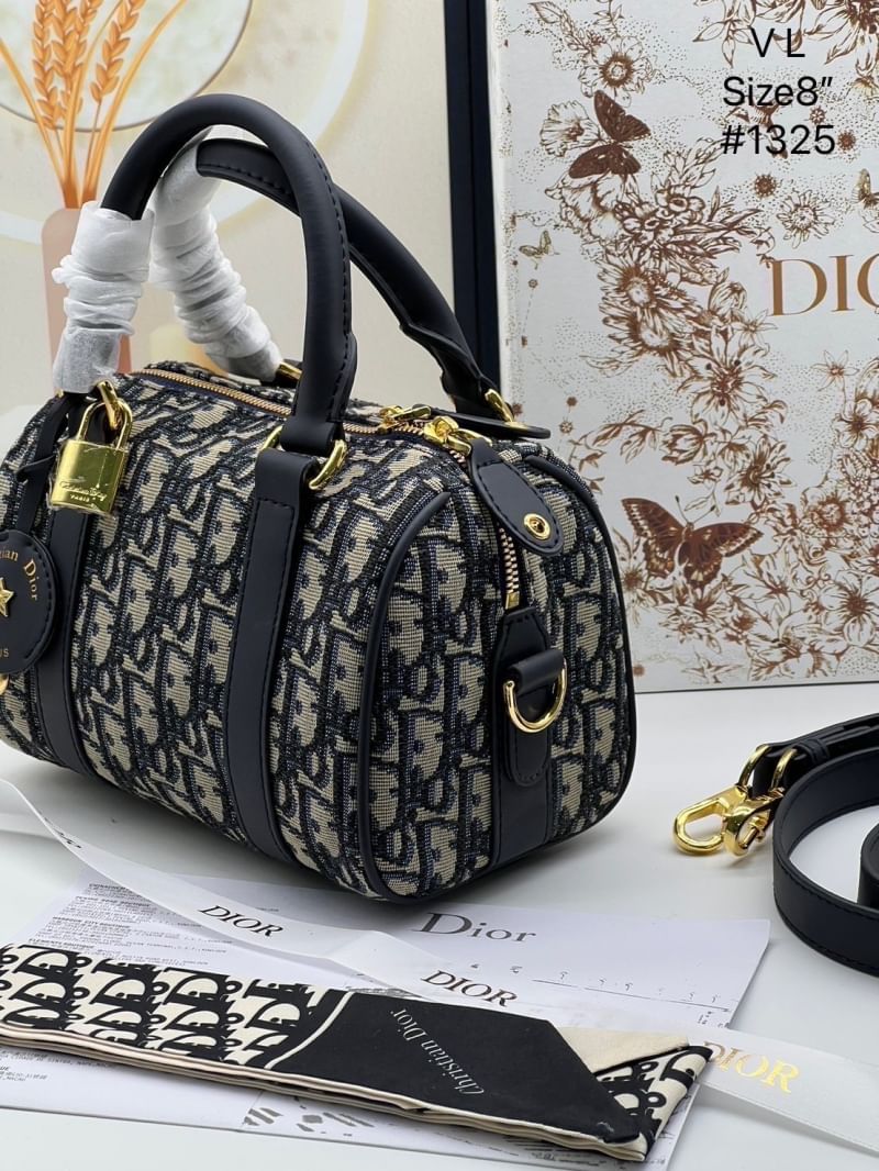 DIOR Groove 20 Bag Oblique Jacquard กระเป๋าสะพายทรงบอสตันทันสมัยและสง่างาม ใช้งานได้ทั้งแบบสะพายไหล่หรือสะพายแบบครอสบอดี้ เหมาะเป็นไอเทมคู่ใจในชีวิตประจำวัน