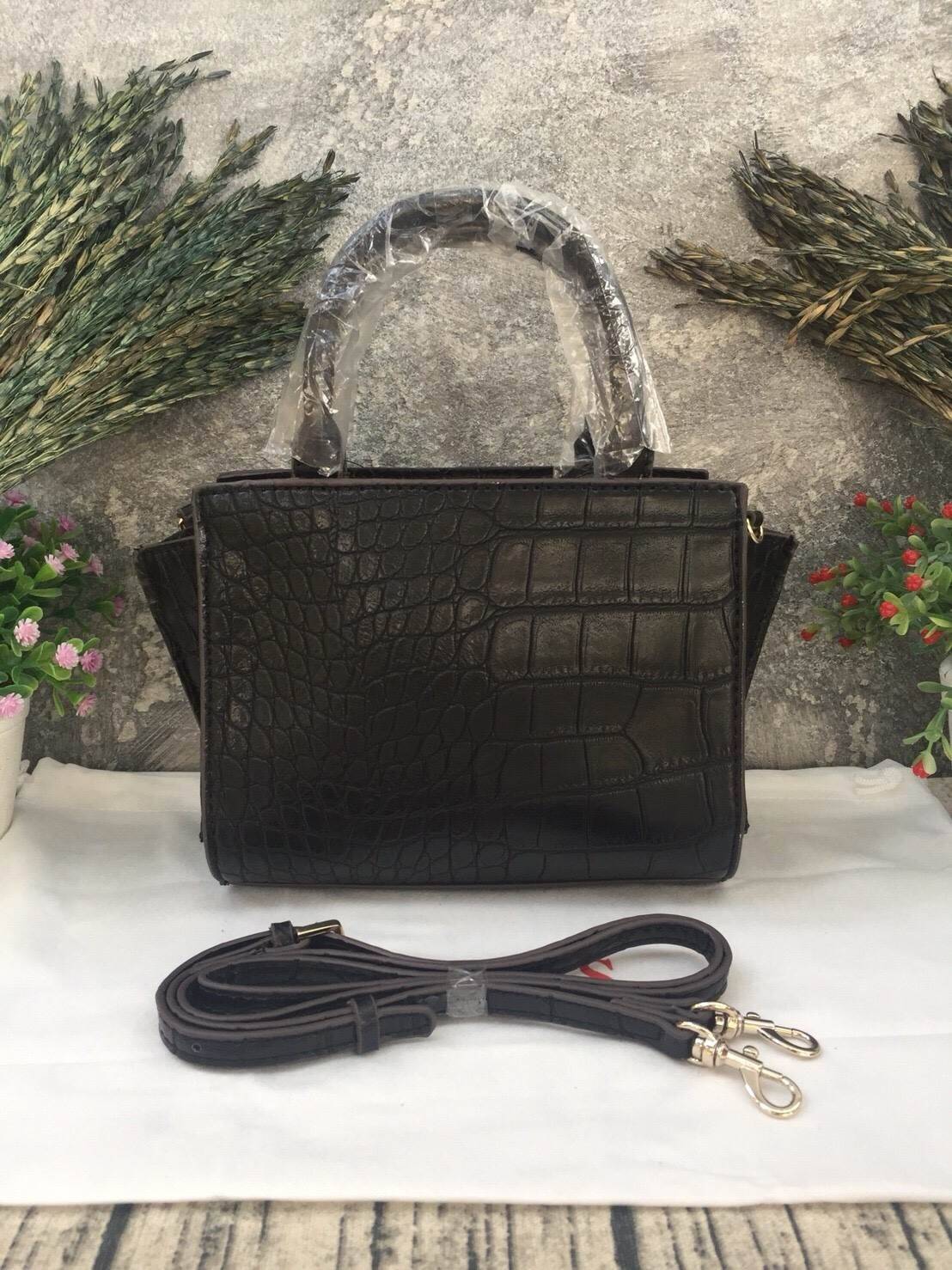 GUESS Cate Mini Series Crocodile New Collection!! กระเป๋าถือหรือสะพายลายหนังจระเข้สวยอยู่ทรง ดีไซน์หรูหรา เปิดปิดด้วยซิปคุณภาพดี ภายในโล่งจุพอประมาณ มีช่องซิปเล็กเปิดปิดง่าย ผ้าบุลายแบรนด์สวย สายสะพายปรับระดับได้ รุ่นนี้สวย หายาก ใช้ได้หลายโอกาสแน่นอน สาว