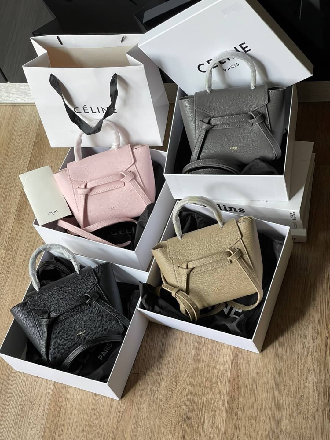 Celine Pico Belt Bag / Celine Belt Bag (ใบเล็ก) อีกหนึ่งคอลเลคชั่้นที่ได้รับความนิยมอย่างมาก บ่งบอกความเป็นตัวตนของแบรนด์ กลิ่นอายความคลาสสิก