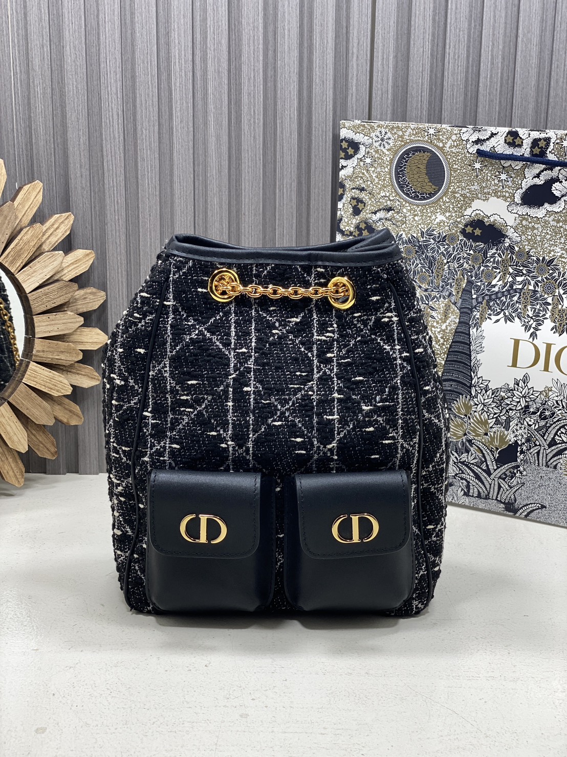 ORI หนังแท้ | Dior Caro Multicarry Bucket Backpack กระเป๋าเป้สะพายหลัง คอลใหม่ล่าสุด โดดเด่นด้วยผ้าทอทวีตโทนสีดำ พร้อมกระเป๋าเล็กคู่หน้า เปี่ยมไปด้วยสไตล์และความหรูหราตกแต่งด้วยโลโก้ CD โลหะสีทอง