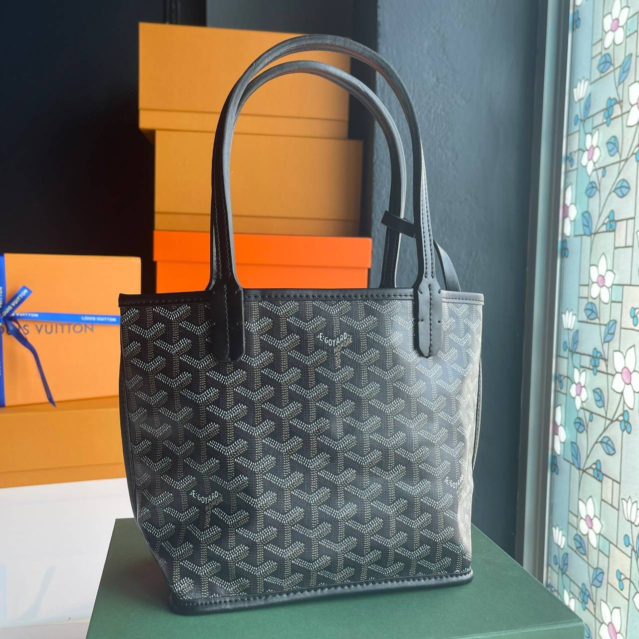 ori GOYARD saint louis mini tote reversible bag / GOYARD ANJOU TOTE MINI กระเป๋าทรงโท้ตมินิ ใช้ได้สองด้านเป็นหนังแท้เกรดดีทั้งใบ ทำให้การใช้งานได้ทนทานกว่า พิมพ์ลายคมชัด ขนาดกำลังน่ารัก ภายในโล่งกว้าง ใส่ของได้เยอะพอสมควรเลยค่ะ ดีไซน์ทรงสวยน่าใช้ แค่ถ