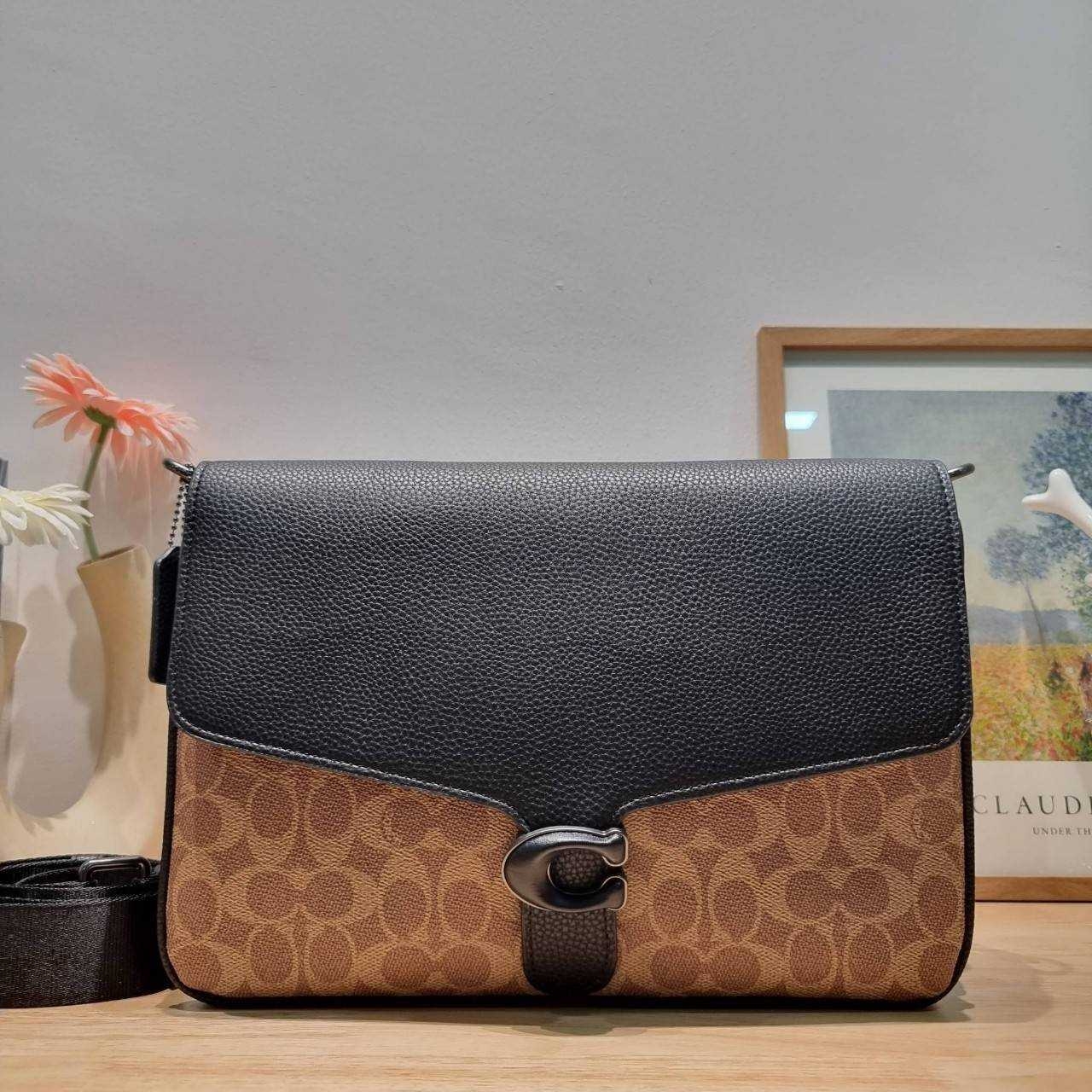 COACH Soft Tabby Messenger In Signature Canvas C8430 CH769 ไอเท็มที่หนุ่มๆต้องไม่พลาด กระเป๋าทรงแมสเซนเจอร์ใบใหญ่กำลังพอดี พร้อมด้วยสายสะพาย 2 เส้น