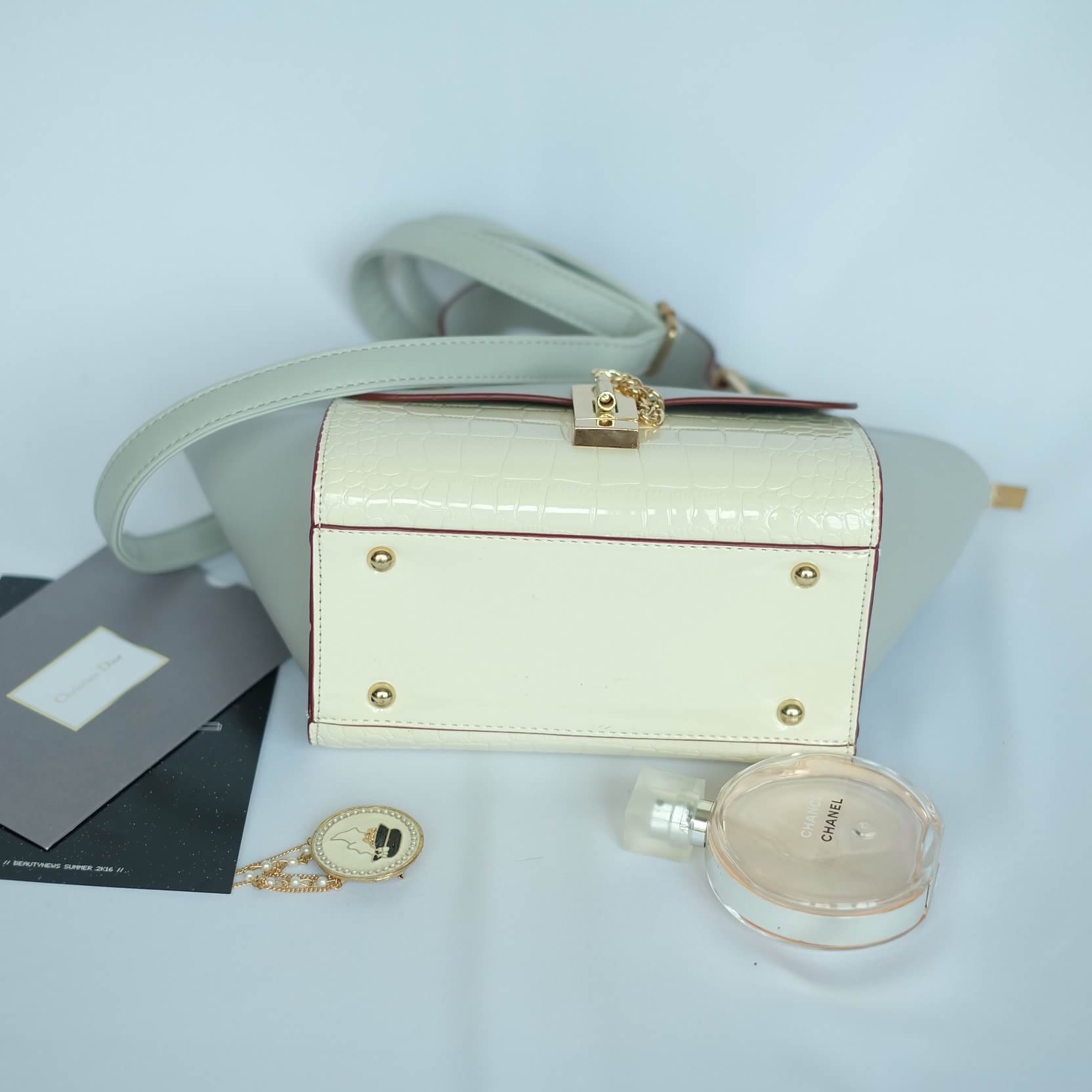 งานแท้ชนช้อป ทรงขายดี มาใหม่สวยหรูมากคะ กระเป๋าถือ / สะพายจาก แบรนด์ David jones หนังอย่างดี ขนาด กำลังดี มีช่องใส่ของจุกจิกด้านใน สีสวยคะ เข้ากับชึดได้ง่ายมากๆ ใบนี้แนะนำเลย สวยมาก สีSweetPastel