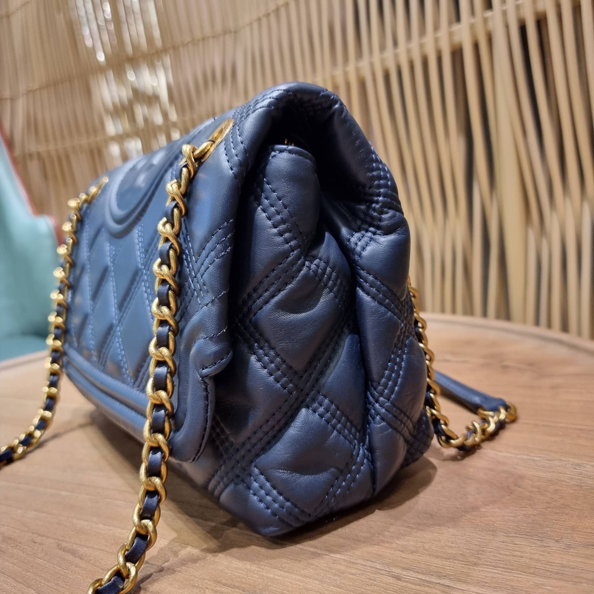 TORY BURCH FLEMING SOFT CONVERTIBLE SHOULDER BAG รุ่นหายากที่สาวๆตามหา มาพร้อมเสิร์ฟความสวยถึงบ้านไปเลยจ้า รอบนี้คัดสีสวยๆมาให้ได้ช้อปกันอย่างจุใจไปเลย กระเป๋าสะพายไหล่ หนังแท้นิ่มเต็มใบ สวยหรูดูแพง เปิด-ปิดด้วยตัวกดล็อคแน่นหนา สายสะพายในตัวปรับใช้ได้ 2 แ