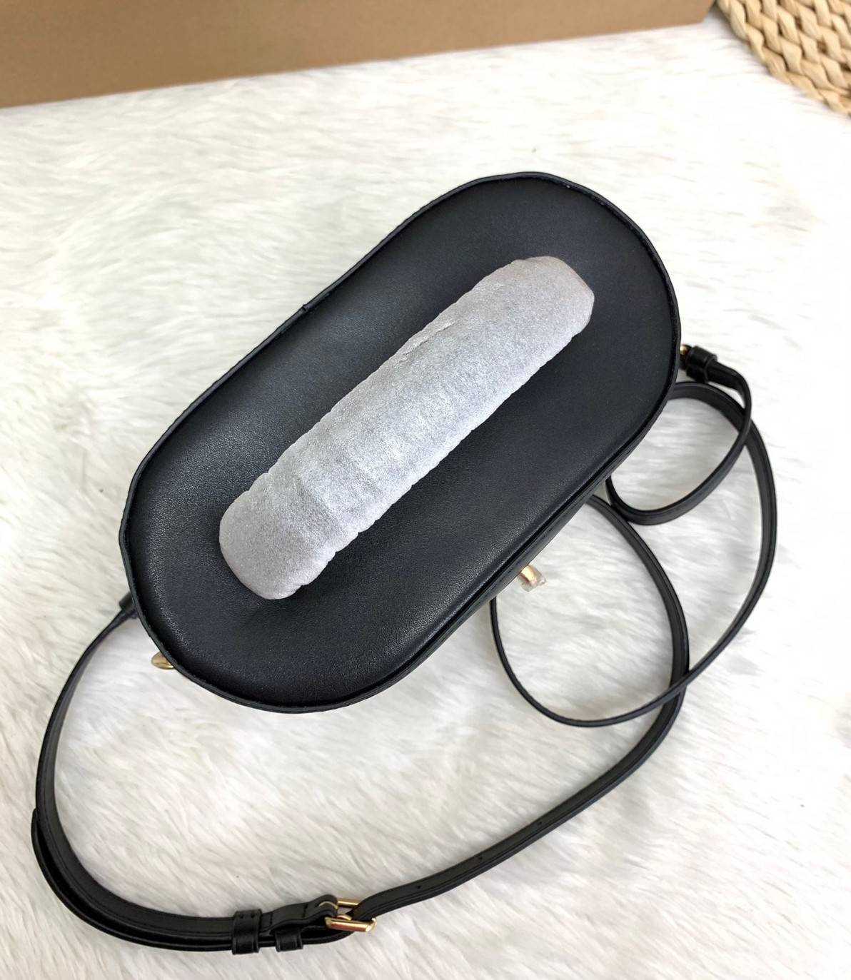 COACH KAY CROSSBODY IN SIGNATURE ((78277)) กลับมาอีกครั้ง! กระเป๋าหิ้ว//สะพายแบบครอสบอดี้ร์ หนังแท้นิ่มสวย เปิดปิดกระเป๋าแบบหมุนล็อค ภายในโล่งสามารถใส่กระเป๋าเงินใบกลางได้;มือถือได้ทุกรุ่น; มีช่องเล็กให้ใส่ของจุกจิก;ซัปในบุผ้าอย่างดีเลยค่ะ มาพร้อมสายสะพาย