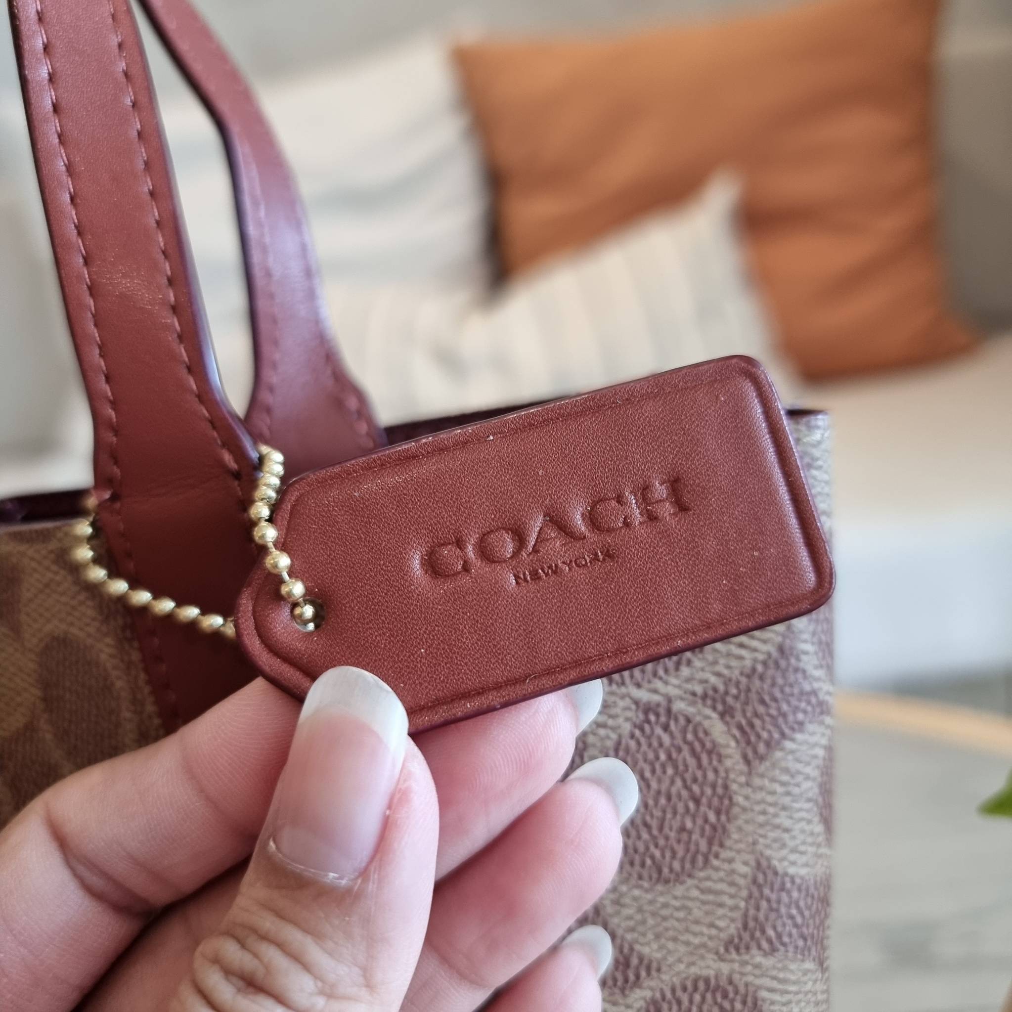 COACH C8562 WILLOW TOTE 24 IN SIGNATURE CANVAS น้องสาวลุคลูกคุณมาแล้วจ้า กระเป๋าถือ/สะพาย ดีไซน์สุดคลาสสิค ไอเท็มขายดีที่สุด ลงตัว เรียบหรู ใบจริงคือผู้ดี๊ผู้ดี ใช่ได้ทุกๆโอกาส วัสดุหนังแคนวาส ทนทาน เปิดปิดด้วยตัวบิดล็อค และอีกฝั่งเป็นกระดุมแม่เหล็ก ภายใน