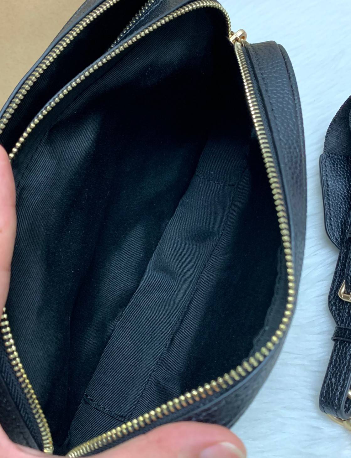 COACH JES CROSSBODY WITH HORSE AND CARRIAGE PRINT ((91109)) กระเป๋าสะพายครอสบอดี้ร์ หนังแท้นิ่ม ลายปริ้นรถม้าทั้งใบสวยงามมากๆค่ะ กระเป๋าแบ่งเป็น2ช่องซิปหลัก ช่องกว้างสามารถใส่กระเป๋าเงินใบยาวได้;ของจำเป็นได้ครบเลยค่ะ;มีช่องให้ใส่ของจุกจิก;พร้อมช่องโล่งด้า