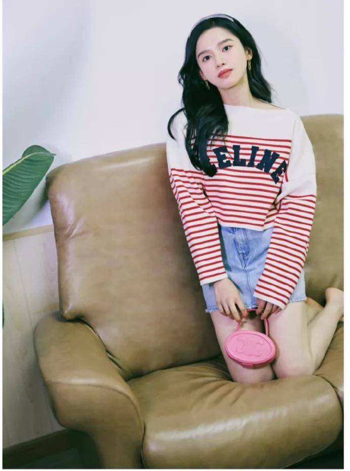 VIP 🥂 CELINE OVAL MINAUDIERE CUIR TRIOMPHE น้องน่ารักม้ากกกก!! น่ารักตะโกนไปเลย!! กับกระเป๋าทรง oval รุ่นแรร์ไอเท็ม ที่หายาก และ sold out ไปหลายรอบ!! น้องใบกะทัดรัด สำหรับสาวๆที่ชอบพกพกของแบบง่ายๆ ให้ชีวิตไม่ยุ่งยาก คล้องแขนใช้งานเก๋ๆ วัสดุหนังสัง