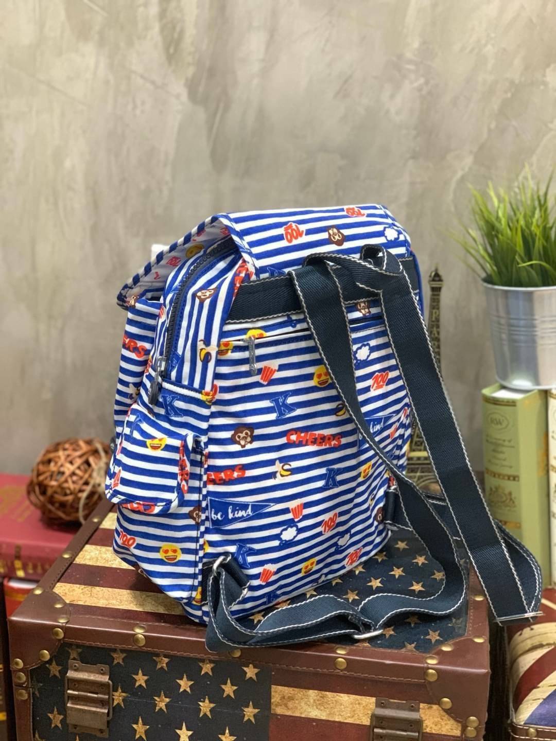 KIPLING CITY PACK S DAILY BACKPACKS กระเป๋าเป้ที่สะพายได้ทีฝุกวัน ขนาดกำลังดี มีช่องสะดวกใช้งานทั้งด้านหน้า ด้านหลัง รวมไปถึงด้านข้าง เปิดปิดด้วยตัวล็อค2ชั้นทั้งแบบซิปและกระดุมแม่เหล็ก ช่องใหญ่ใช้งานได้ถึง2ช่อง ดีเทลรุ่นนี้มาพร้อมกับซับในและพวงกุญแจเป็นอิ