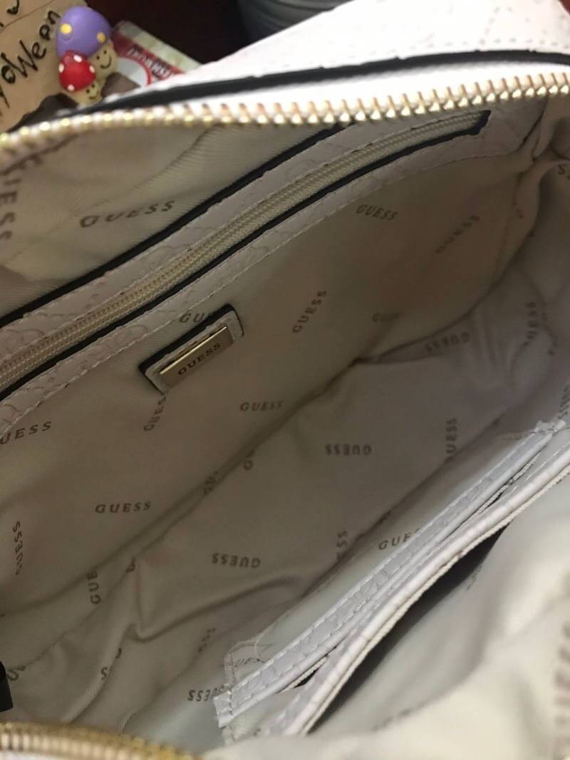 New Arrival!! Guess Women's Black Kamryn Top Zip Cross Body Bag กระเป๋าสะพายไหล่ ขนาดกำลังดี มีดีเทลที่มีโลโก้หนังปั้มจมรอบใบรวมถึงตัวสายและหัวซิป ตรงกลางติดสัญลักษณ์แบรนด์ เปิดใช้งานด้วยซิปเดียวด้านบน ภายในใส่กระเป๋าสตางค์ยาวได้ มีช่องเสียบการด์และช