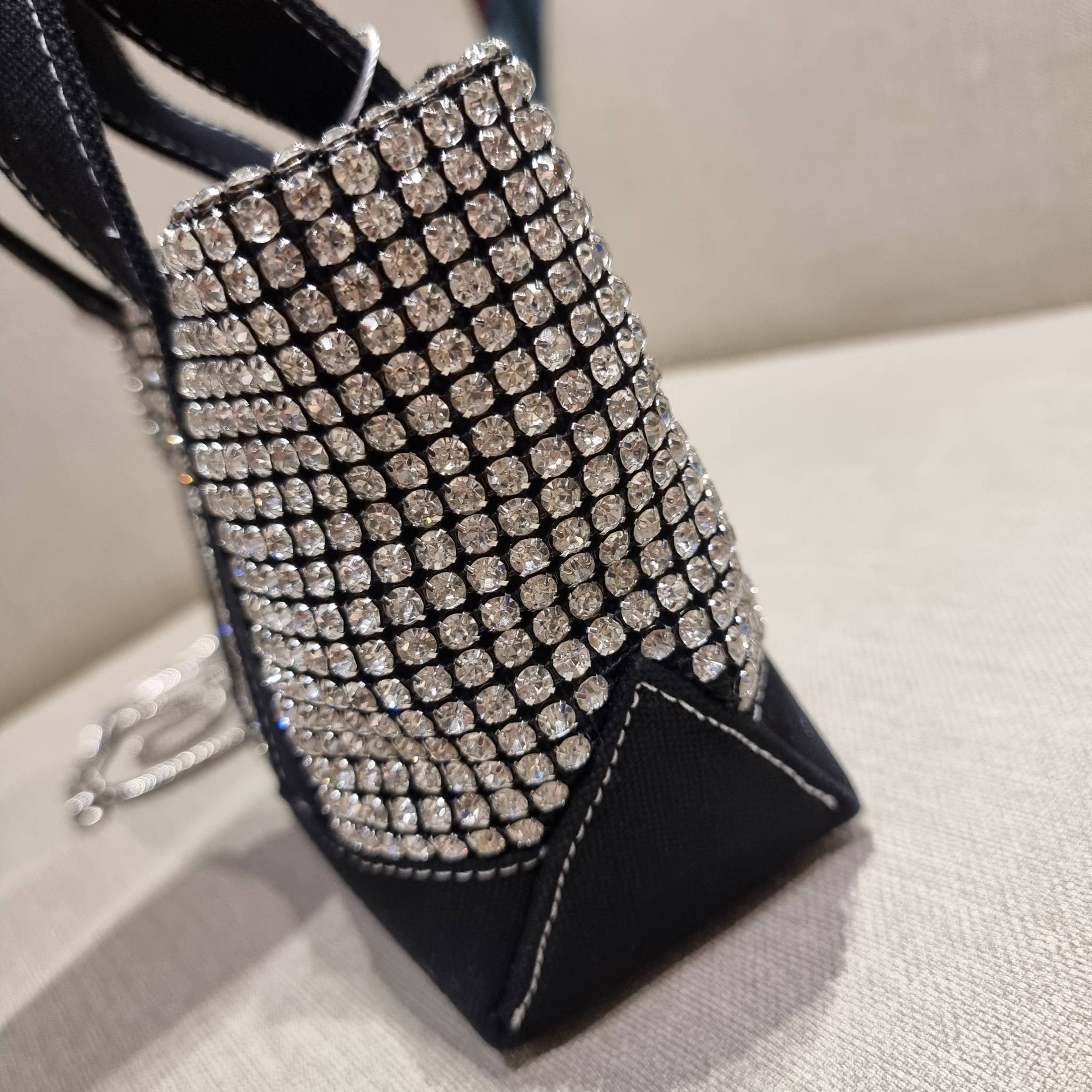 ALEXANDER WANG HANDBAG MINI TOTE WITH RHINESTONE กระเป๋าทรงมินิโท้ท น่ารักน่าเอ็นดู น่าใช้เหลือเกิน!! ด้วยความโดดเด่นเด่นของการตกแต่งพลอยเทียม ให้ดีเทลหรู ตัดสลับด้วยผ้าแคนวาส เพิ่มความทนทาน ลงตัวมากๆ และยังใช้งานง่ายด้วยหูจับในตัว เปิด-ปิดด้วยซิป ภายในเป