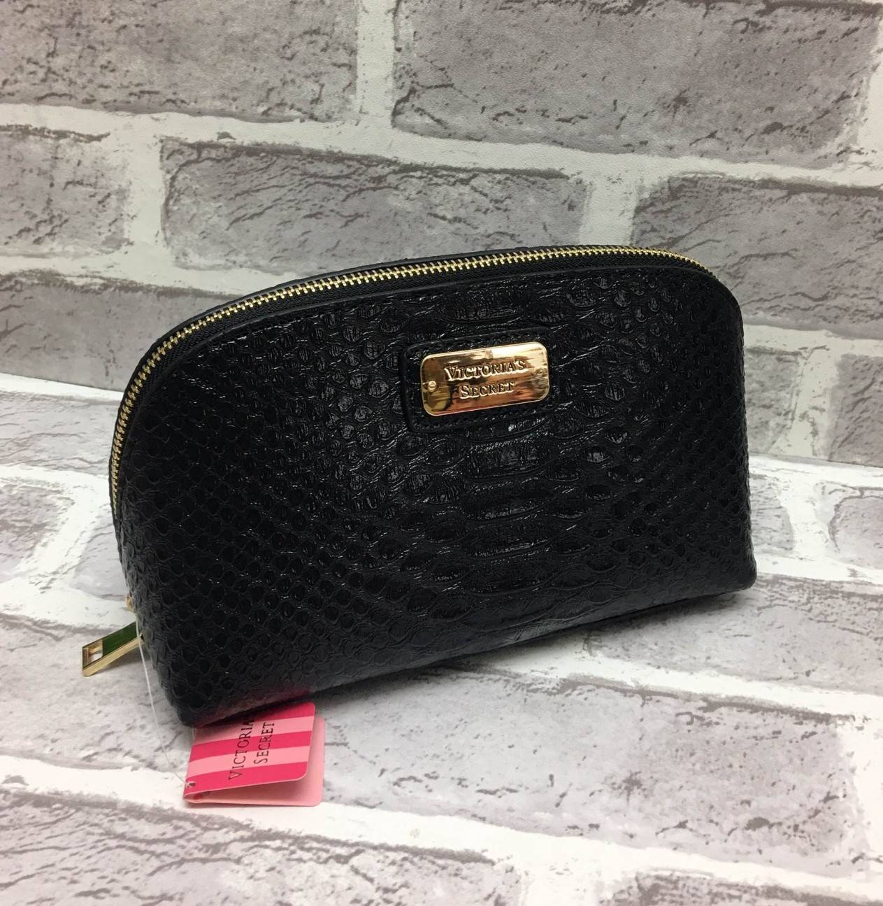 New Arrival Victoria' Secret Pu Croc Bag พร้อมส่งความปัง เหล่าสาวกนางฟ้าไม่ควรพลาดค่ะ กระเป๋าหนังลายจรเข้อยู่ทรงสวยหรู ด้านหน้าติดอะไหล่โลโก้แบร์นหรู เปิดปิดกระเป๋าด้วยซิปคุณภาพดี ด้านในโล่ง มีช่องซิปหนึ่งช่อง ช่องเล็กอีก 2 ช่องค่ะ มาพร้อมสายคล้องมือ