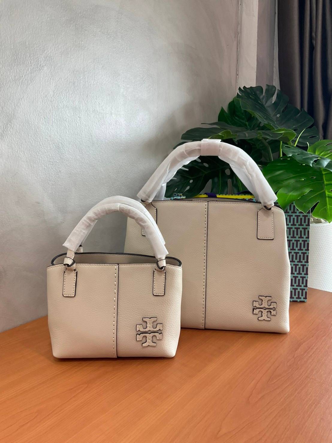 TORY BURCH Mcgraw Satchel Tote Bag (Size L) กระเป๋าถือ/สะพาย Crossbody วัสดุหนังลูกวัวแท้ 100% ด้านหน้าประดับโลโก้หนัง ตัดเป็นรูปตัว T สัญลักษณ์แบรนด์ ตัวกระเป๋าเดินด้ายเล่นลายเพิ่มลูกเล่น เพื่อความเก๋!!