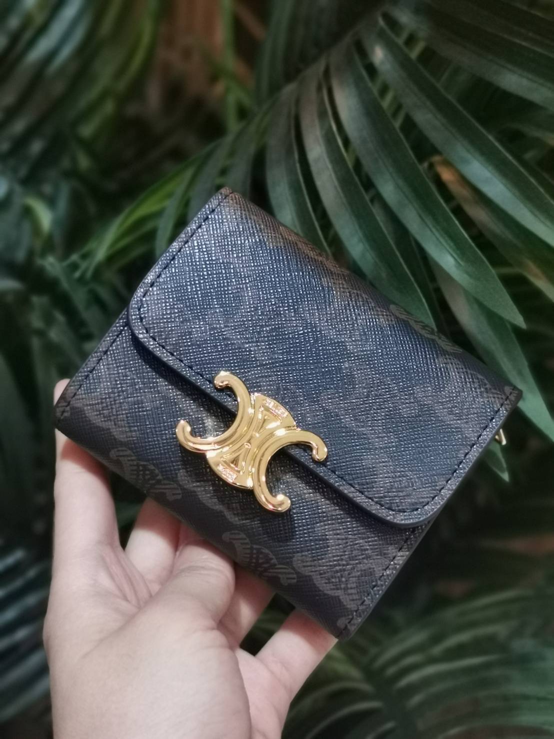 VIP 】CELINE SHORT WALLET VIP GIFT WITH PURCHASE GWP พรีเมี่ยมกิ๊ฟ Limited จาก CELINE HAUTE PARFUME DUTYFREE COUNTER วัสดุ Triomphe Canvas รุ่นใหม่เปิดปิดฝาพับกระดุม ภายในมีช่องแบ่งหลายช่อง ช่องใส่บัตรหลายช่อง ช่องใส่ธนบัตรใส่แบงก์พันได้เหมือนกระเป๋าสตางค์