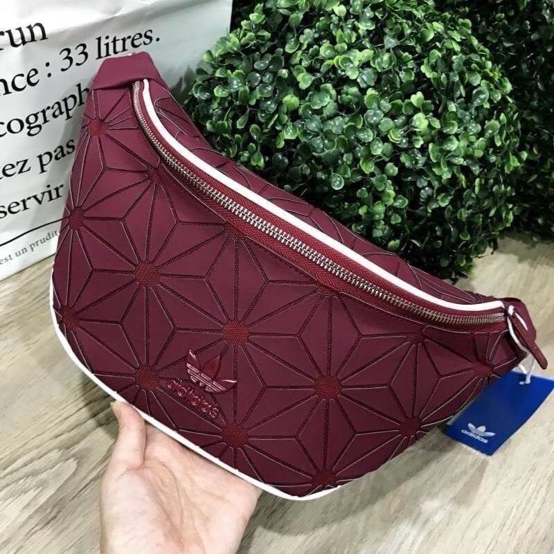 Adidas Originals 3D Mini Airline (ISSEY MIYAKE Style Shoulder Bag) กระเป๋าสะพายสไตล์สปอร์ตแบบคาดเอวคาดอกรุ่นใหม่ดีไซน์สุดฮิตสไตล์ ISSEY MIYAKE ใช้ได้ทั้งชายและหญิง ขนาดกำลังดี น้ำหนักเบา ด้านหน้าประดับโลโก้แบรนด์ เปิดปิดด้วยซิปสะดวกใช้อะไหล่ปั้มแบรนด์สวยด