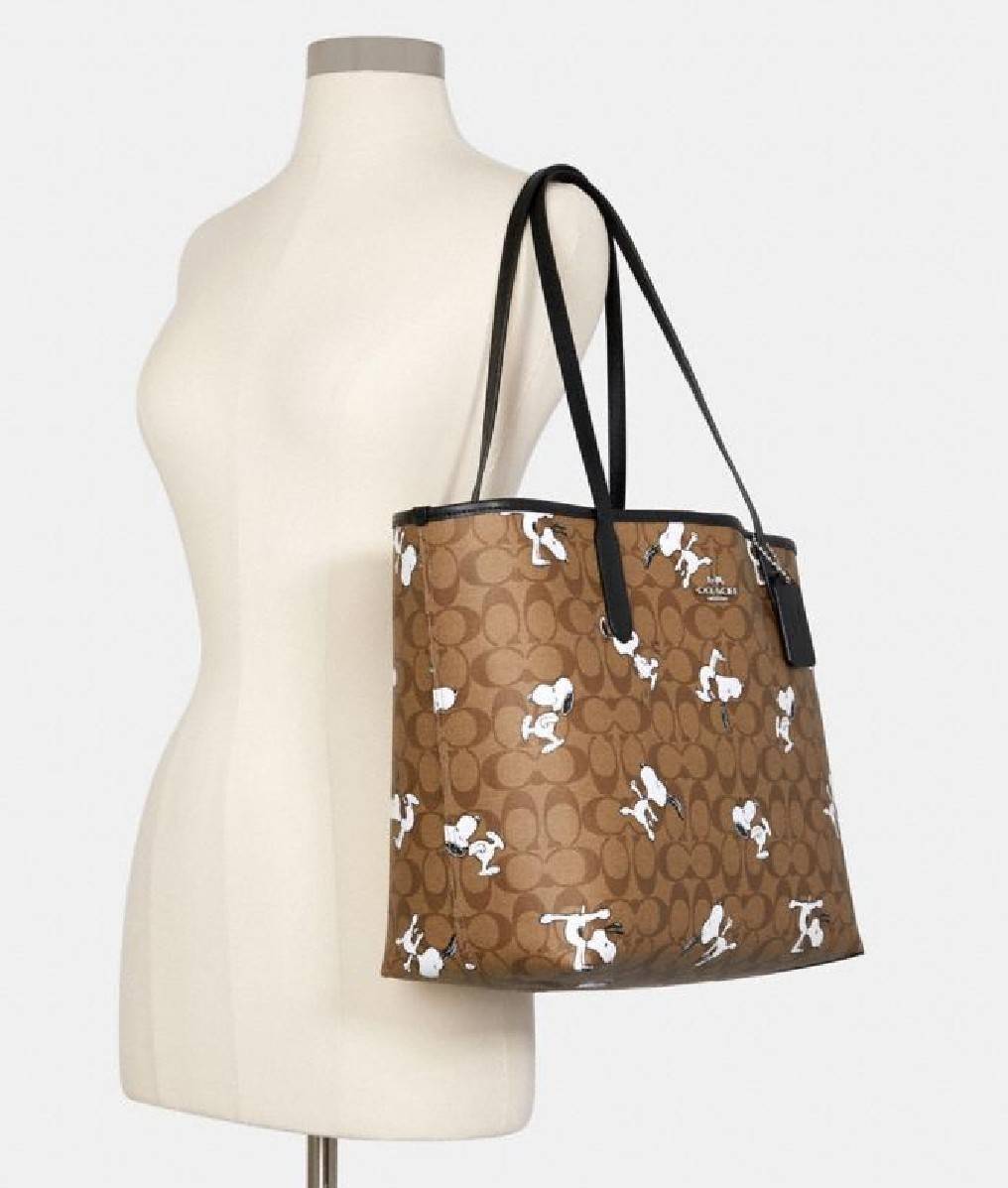 COACH FACTORY TOTE IN SIGNATURE LEATHER BAG X SNOOPY COLLECTION กระเป๋าสะพายคอลเลคชั่นสุดพิเศษจาก Coach Factory วัสดุ Signature refined calf leather หนังแท้ลายแบรนด์ คอลเลคชั่น Snoopy เทคเจอร์สวยอยู่ทรงดีไซน์ยอดนิยมด้านหน้ามีโลโก้ ภายในมีโลโก้กว้างและจุสุ