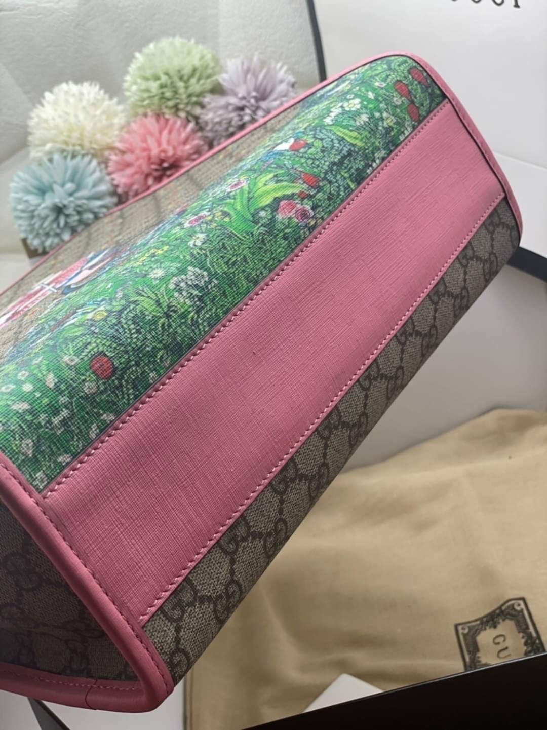 Ori GUCCI Children's tote bag GG kids ที่สุดของความน่ารัก ลิมิเต็ดแบบไม่มีเอาท์ สาวๆสายหวานไม่ควรพลาดด้วยประการทั้งปวงเลยค่าา หนังแท้เกรดดีที่สุด พิมพ์ลายแบรนด์รอบใบเทคเจอร์สวยอยู่ทรง ภายในมีโลโก้กว้างและจุสุดๆใส่สัมภาระได้เยอะ ภาพถ่ายจ