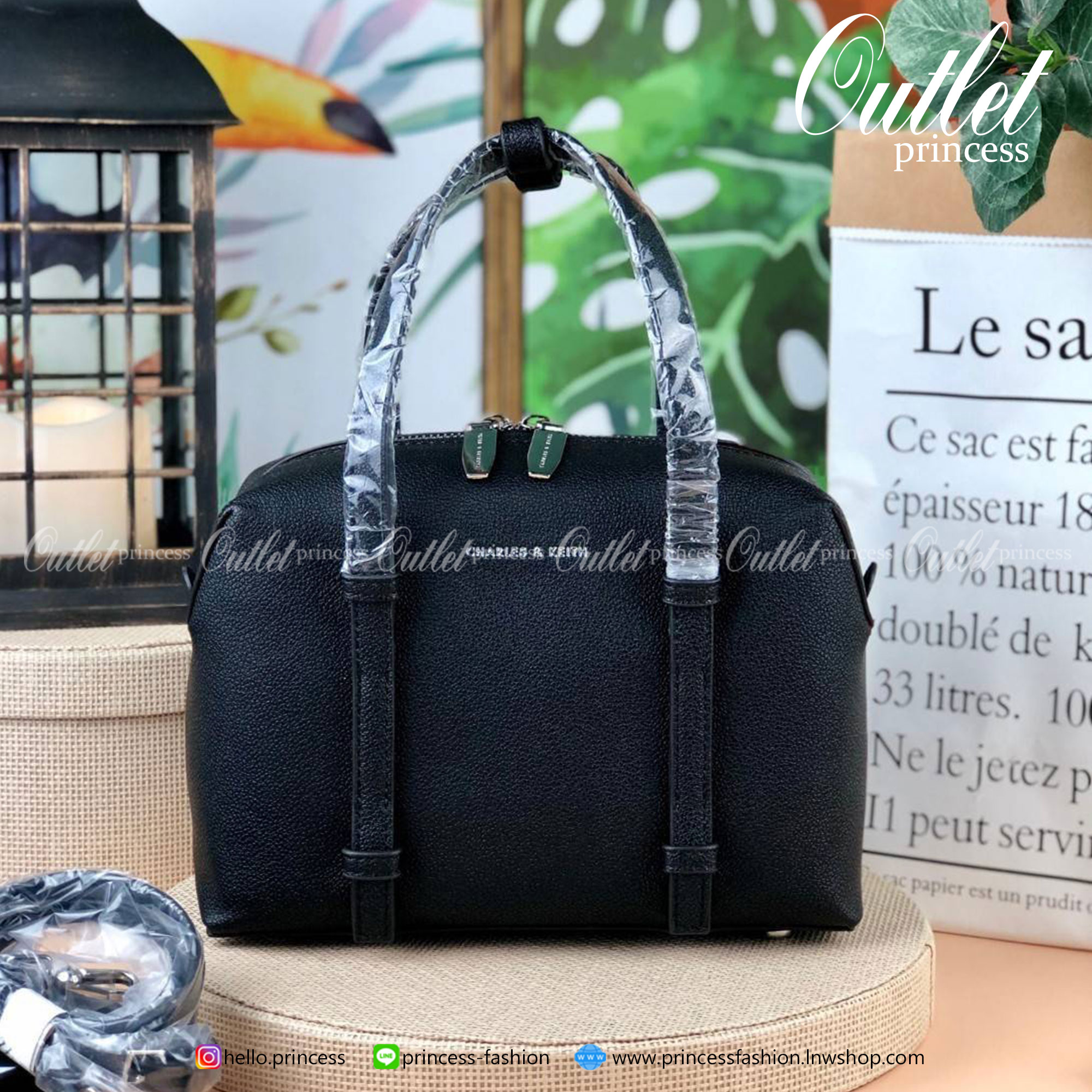 Charles & Keith Bowling Bag กระเป๋าถือ/สะพายทรงโบว์ลิ่ง จุของดีมากๆ วัสดุหนังลายลิ้นจี่ ปั๊มโลโก้แบรนด์ด้านหน้า มีหมุดรองฐานกระเป๋าทั้ง 4 มุม รุ่นนี้จะมีตัวล็อกหูหิ้วกระเป๋าด้วยค่า เปิดปิดแบบซิป ด้านในมีช่องซิปเล็กอีก 1 ช่อง ใส่กระเป๋าเงินใบยาวได้ค่า กับข