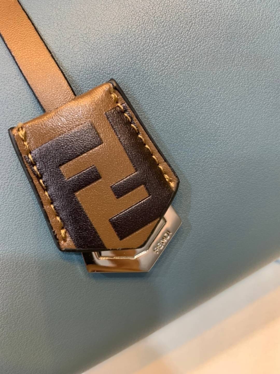 FENDI By The Way tote น้องงกลับมาแล้วว ใครรออยู่ห้ามพลาดจร้าา สวยๆอย่างนี้อดใจยังไงไหว!! กระเป๋ารุ่นที่ไม่ว่าจะใช้แบบหิ้วหรือสะพายข้างก็สวยทุกลุค แถมแมทกับชุดได้ง่าย เหมาะกับทุกๆวัน สินค้าพร้อมส่ง มีจำนวนจำกัด