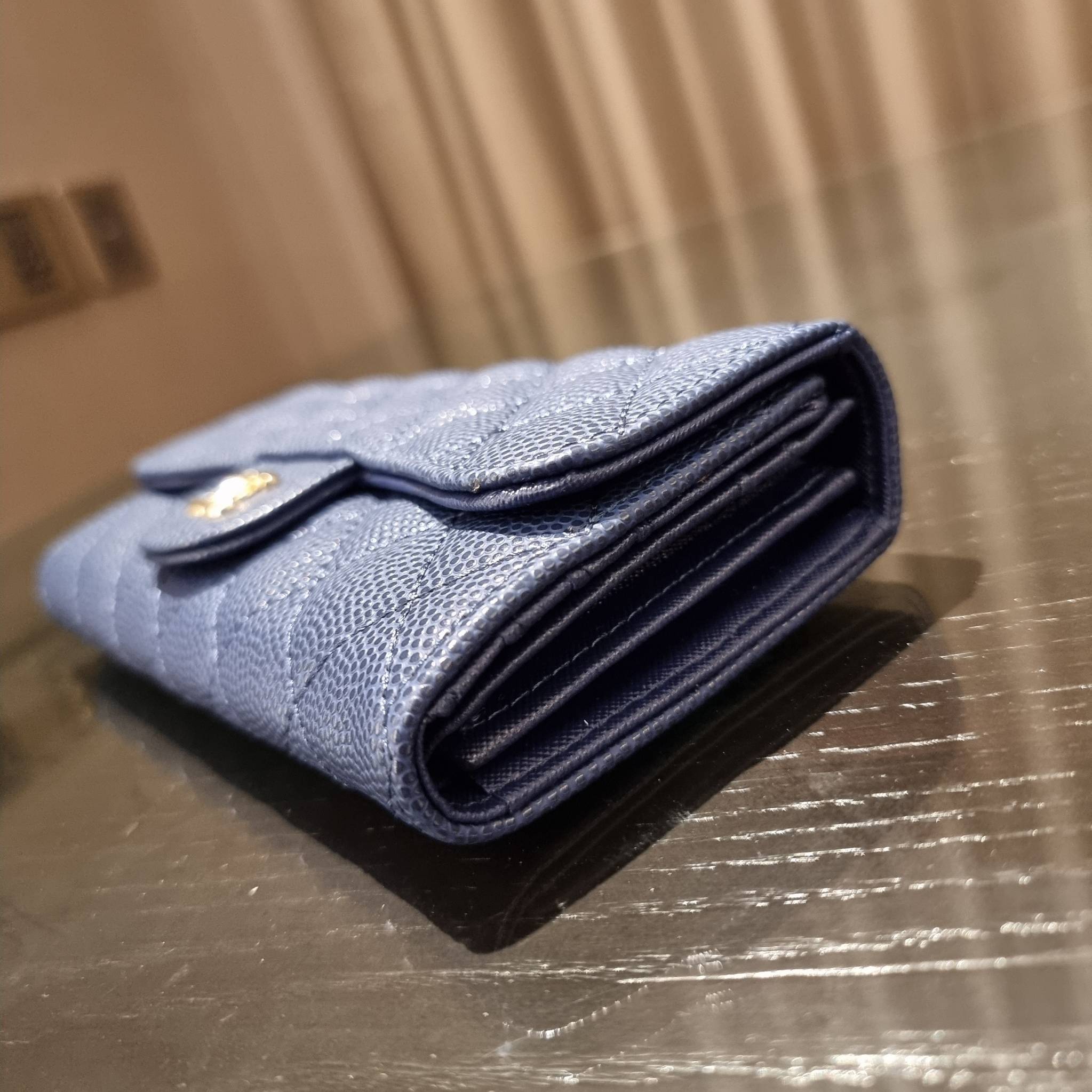 VIP 】กระเป๋าสตางค์ใบยาวรุ่นฝาพับที่ถามหากันมากที่สุด!! สวยรับทรัพย์จาก Chanel วัสดุหนังลายคาร์เวีย ลุคผู้ดีที่สุด เปิด-ปิดด้วยกระดุมแม่เหล็ก ภายในกระเป๋ามีช่องใส่บัตรได้เยอะ ใส่ธนบัตร ใส่เหรียญได้ มีช่องซิปแยกอีกหนึ่งช่อง ดีไซน์เรียบหรูดูคลาสสิค!! สาวๆห้า