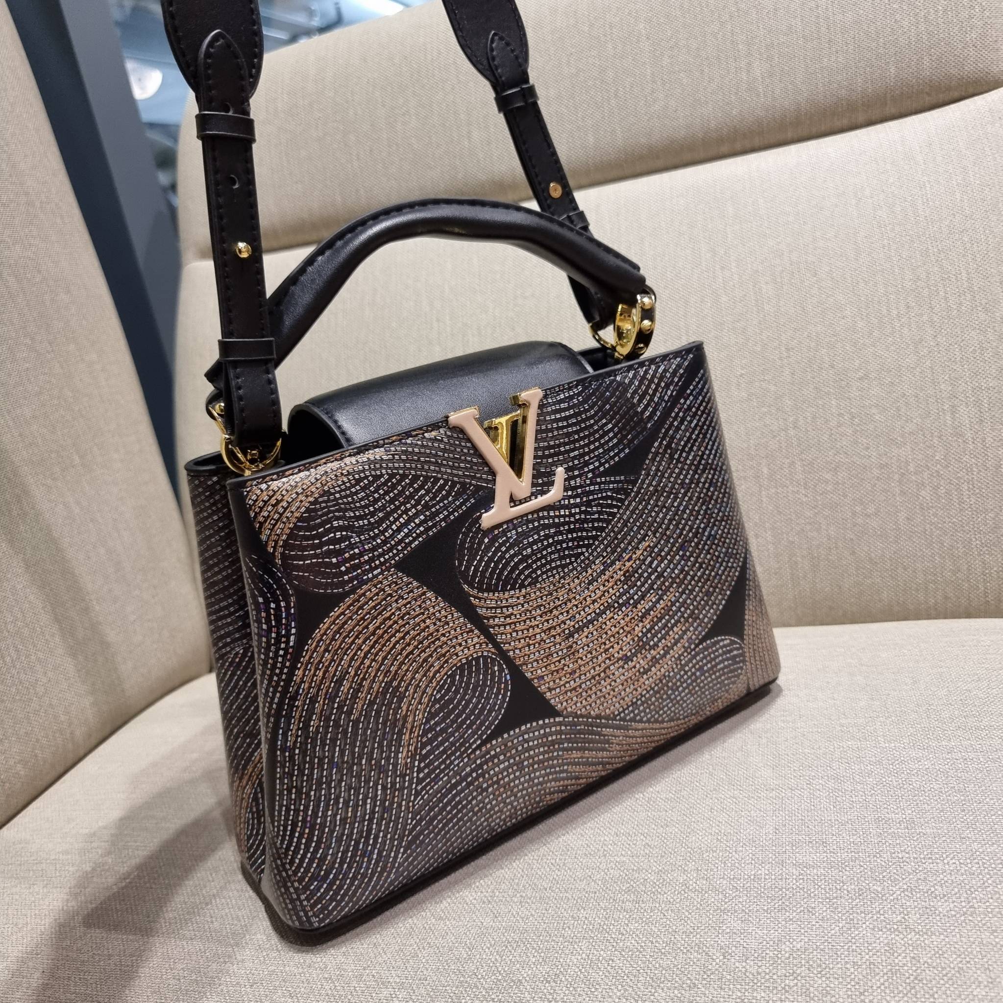 LV capucines top handle วีไอพีพรีเมี่ยมกิ๊ฟจากเคาน์เตอร์ ที่สุดของความสวยในราคาเบาๆ กระเป๋าถือสุดหรู ดีไซน์ทรงคลาสสิค พร้อมลวดลายหรูหรา มาพร้อมหูจับในตัว ด้วยรูปทรงวินเทจและวัสดุหนังแท้ ขับผิว ทำให้ไอเท็มนี้สะกดทุกสายตาจริงๆ และยังมีลูกเล่นที่ฝาปิดกระเป๋า