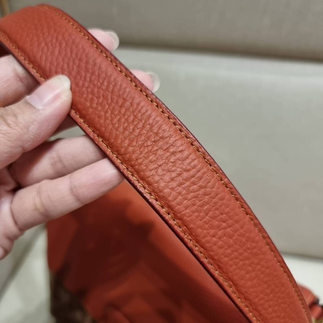 COACH Coated Canvas Signature May Shoulder Bag พร้อมส่งที่ไทย คัดงานคุณภาพ จัดเต็มมาให้ต่อนรับปีใหม่นี้ค่าา ✔️กระเป๋าหิ้ว//คล้องไหล่//สะพายข้างได้ ใบใหญ่ สุดคุ้ม! ✔️หนังแท้ชั้นดีที่สุด หนังหนานิ่ม รู้สึกได้ตอนสัมผัสค่ะ สวยมากๆ ✔️ด้านห