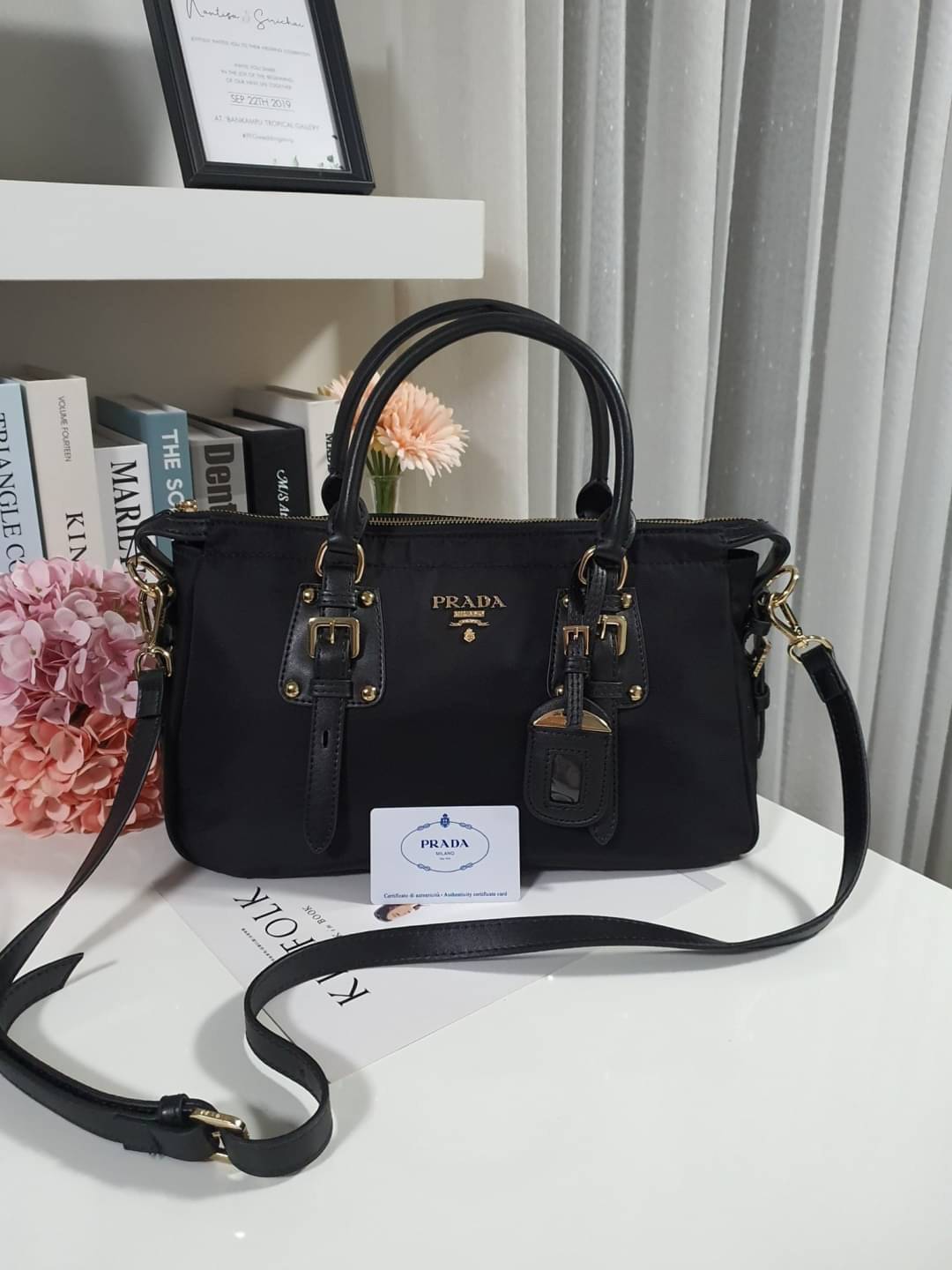 รุ่นยอดฮิต !!! ปังปุริเย่ 🎉🎉 กระเป๋าทรง HANDBAG จากงานพรีเมี่ยมกิ้ฟ จากเคาเตอร์ต่างประเทศ มาแล้วค่า กระเป๋าถือทรงหรู จากแบรนด์ PRADA เป็น กระเป๋าผ้าไนล่อน ตกแต่งรอบใบได้ **สวยมาก ด้านในมีช่องซิปและช่องใส่ของ เป็นสัดส่วน อะไหล่ทองหรู ขนาดกำ