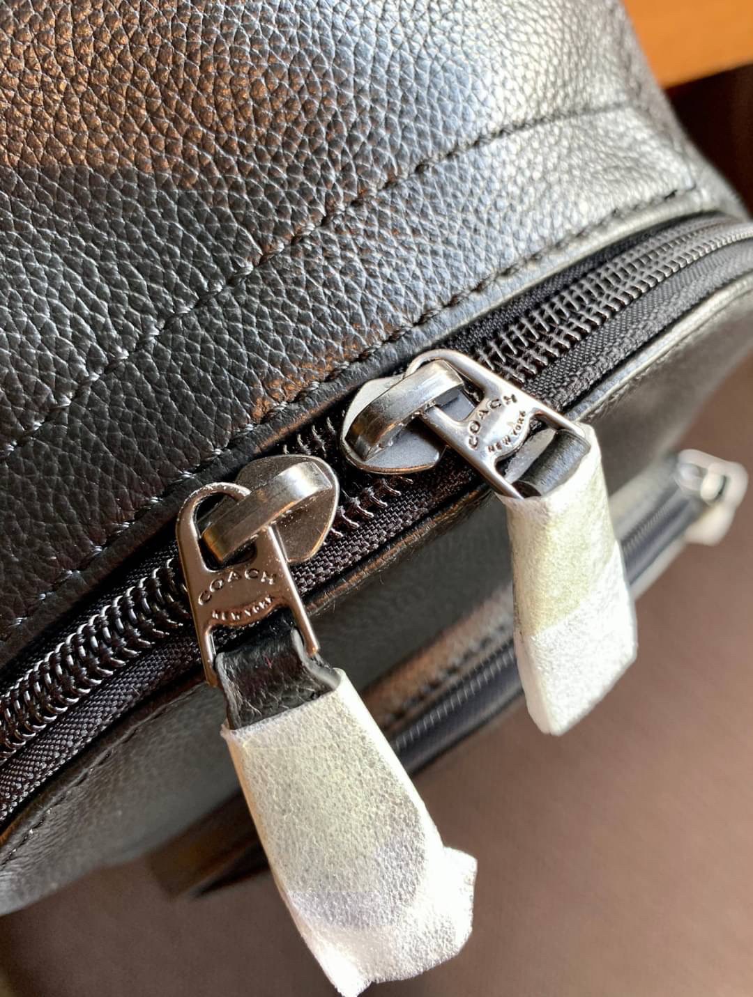 COACH CHARLES PACK ((49312)) กระเป๋าคาดด้านหลัง//หรือคาดอกด้านหน้า รุ่นนี้ใช้หนังแท้ชั้นดี หนังนิ่ม สัมผัสแล้วหลงรักในความนิ่มแน่นอน ด้านหน้ามีให้หนึ่งข่องซิป ช่องหลักแบบซิปคู่ ภายในโล่งลึกใส่สัมภาระจำเป็นในชีวิตประจำวันได้อมีช่องโล่งให้ใส่ของจุกจิกหนึ่งช