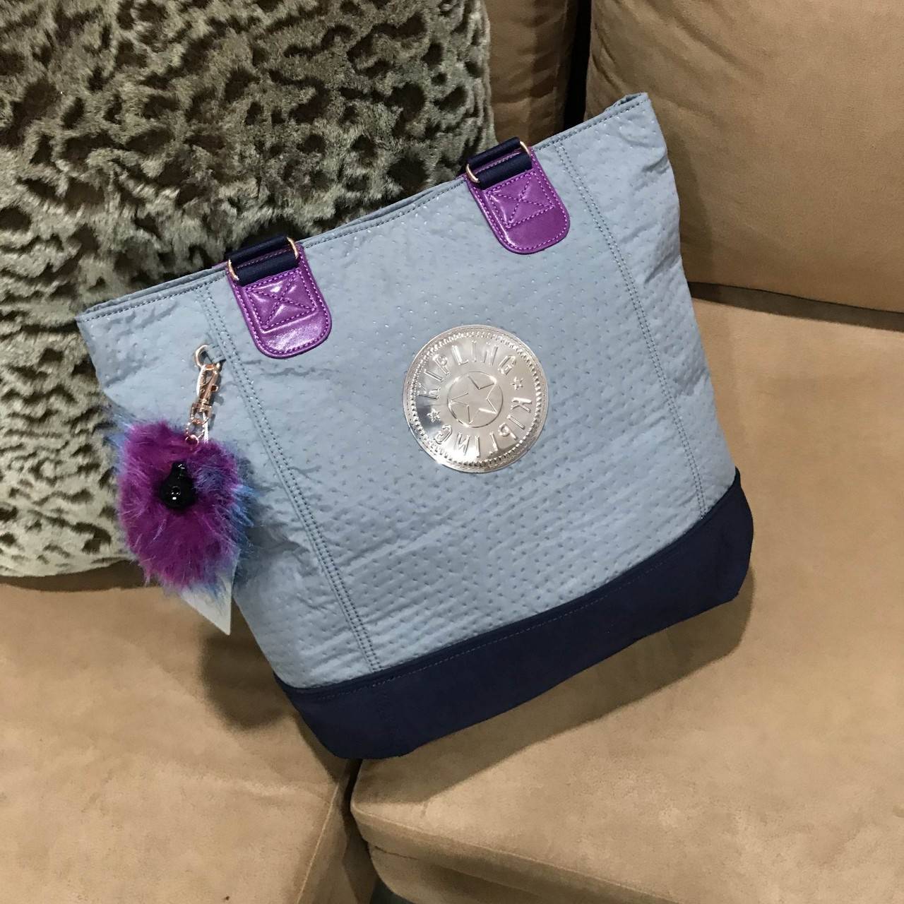 KIPLING SHOPPER BAG รุ่น Limited Rare items! สุดๆ วัสดุ Cotton+Polyester 100% ดีไซน์คลาสสิกมีลูกเล่นที่เทคเจอร์ตัวกระเป๋าสวยเป็นเอกลักษณ์เฉพาะของ Kipling หูหิ้วสะพายไหล่ได้ มือจับหูหิ้วเป็นหนังปั้มโลโก้ พวงกุญเเจลิงถอดเเยกใช้ได้ เปิดปิดด้วยซิป หัวซิปปั้มเ