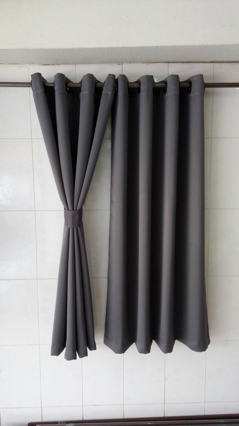 ผ้าม่านกันแสง UV95% รุ่นโมเดิร์น(ไม่มีลาย)สีเทาเข้ม ก.270*ส.255ซม./ผืน(แถมสายรวบม่านและตะขอเกี่ยว)