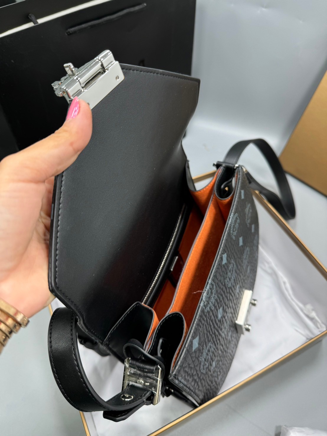 M.C.M PATRICIA SHOULDER BAG IN VISETOS กระเป๋าสะพายไหล่/ข้าง ดีไซน์ได้อย่างมีสไตล์ เกรดออริ สลับแท้ 1:1 ใช้งานต่างประเทศได้