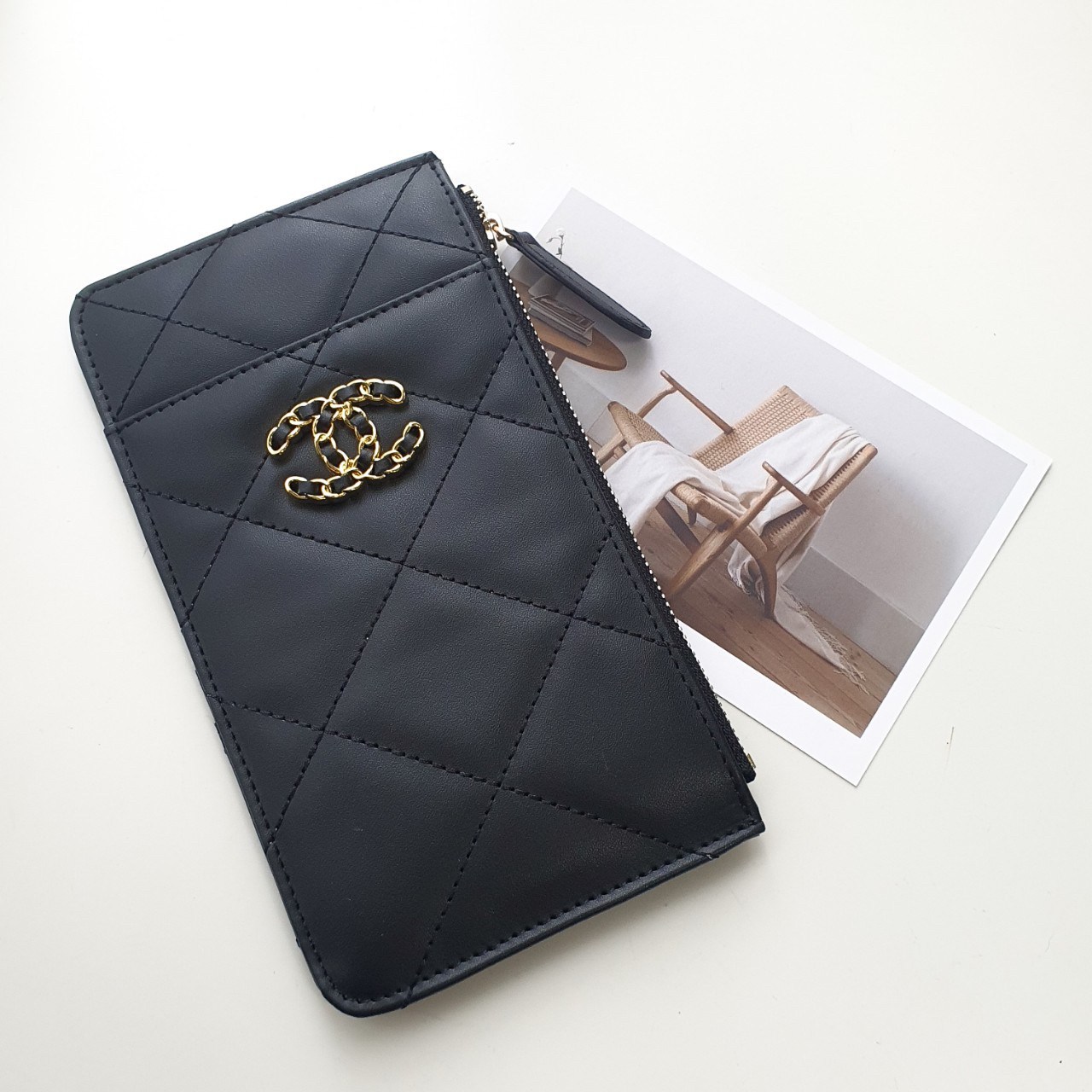 VIP 】รุ่นใหม่ล่าสุด 🎁 พร้อมส่งที่ไทยค่าา จุเงินได้เต็มกระเป๋า♡♡ แนะนำรุ่นนี้เลยคะ งานพรีเมี่ยมกิ้ฟท์จากเค้าเตอร์ต่างประเทศ กระเป๋าสตางค์ทรงสวย สะดุดตา หนังสัมผัสลายด้าน จากแบรนด์ CHANEL (GWP) ด้านหน้ามีโลโก้แบรนด์ CC สีทองหรู มีช่องซ