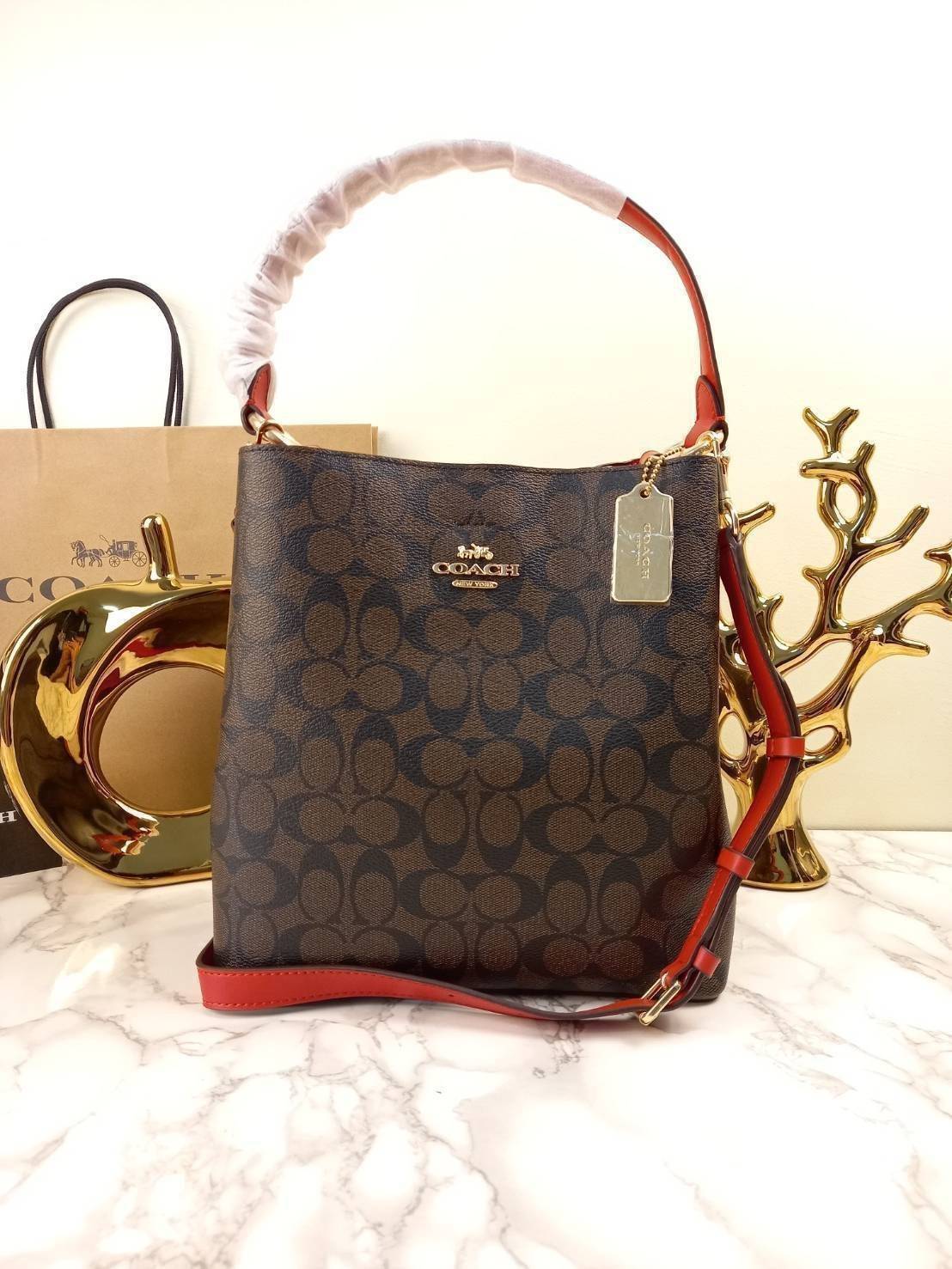 ใบใหญ่ 10" COACH TOWN BUCKET BAG IN SIGNATURE CANVAS (COACH 91512) 🌺 เป็นสีที่ขายดีมากๆ และหายากมากๆด้วย!! //ขนาด 10 นิ้ว ใส่ของได้จุใจ!! //กระเป๋าสะพายข้าง //วัสดุหนังแคนวาสอย่างดี หนังสวย อยู่ทรง มีสายสะพายยาว ใช้สะพายเป็นคลอสบอดี้ได้ สายยา