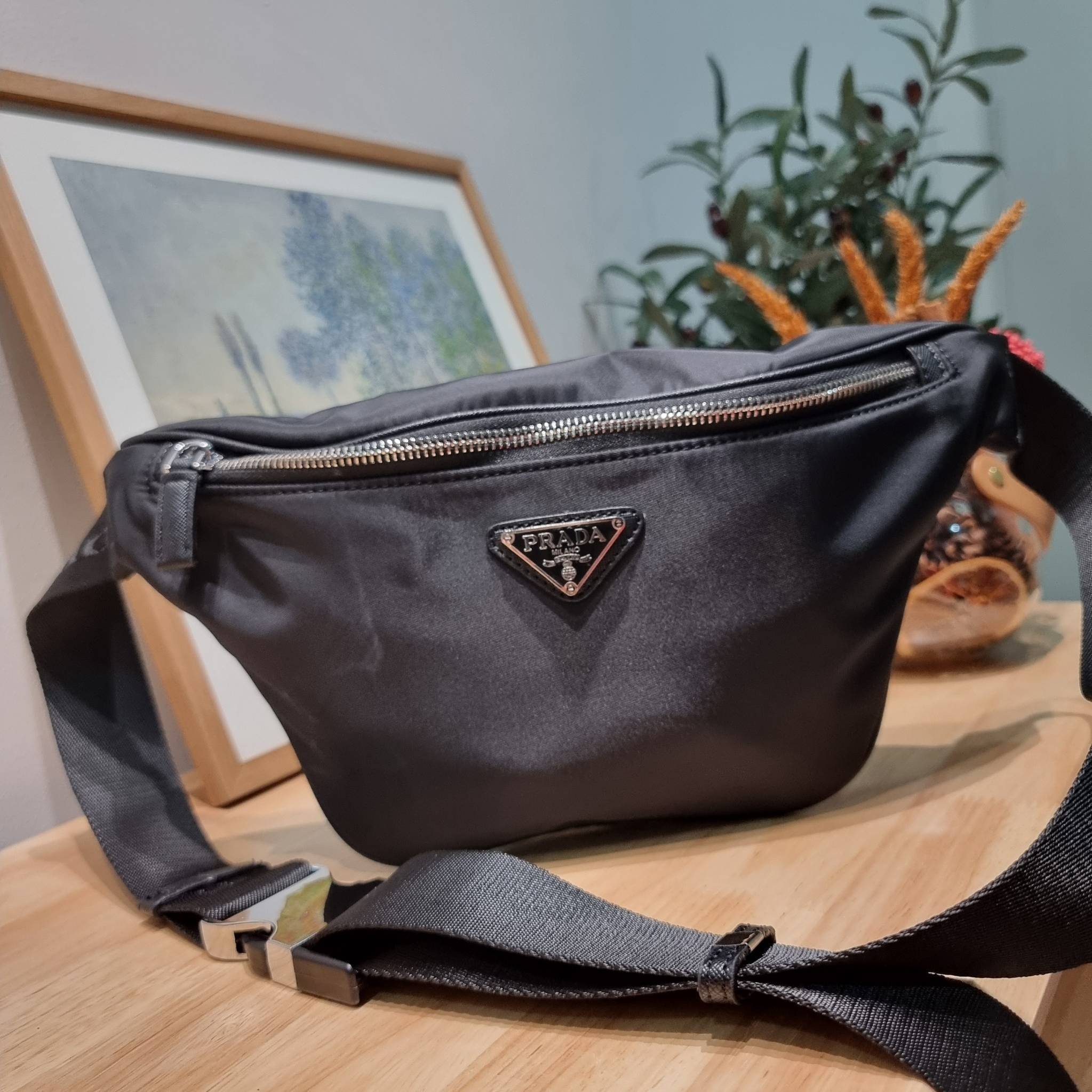 PRADA NYLON BUM BAG / PRADA Nylon Belt Bag กระเป๋าคาดอก รุ่นยอดฮิต ที่ใครๆก็ตามหา ด้วยดีไซน์คลาสสิค ใช้งานง่าย คล่องตัวสุดๆ เปิด-ปิดด้วยซิป ภายในโล่งกว้าง