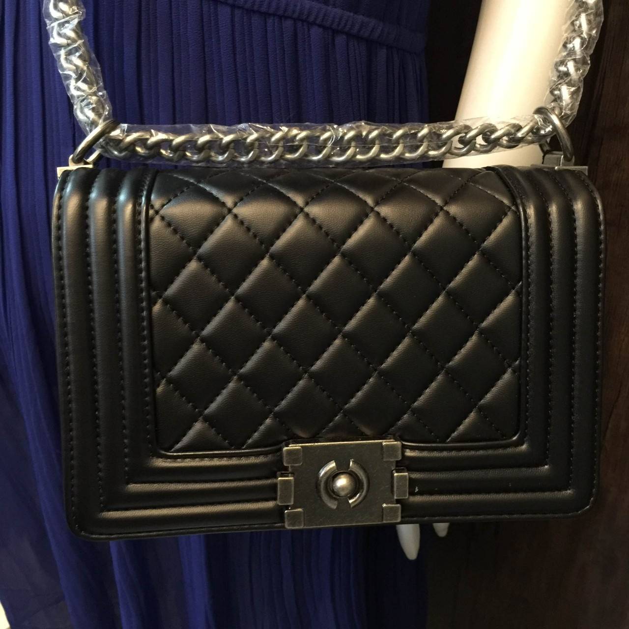 Zara Quited Boy Bag ตัวกระเป๋าอยู่ทรง ทำจากหนังแกะสังเคราะห์นิ่ม-ตึงสวย สายโซ่ มีที่รองไหล่ สะพายสบายคะ สายปรับ สั้น ยาวได้คะ ใบนี้ทรงมินิกะทัดรัด สายยาว ปรับได้ แบบสั้นและยาวได้ 2 ระดับ ไม่ต้องพูดถึงความสวยเยอะ เพราะยอดขายถล่มทลาย ไม่มีไม่ได้แล้ว !