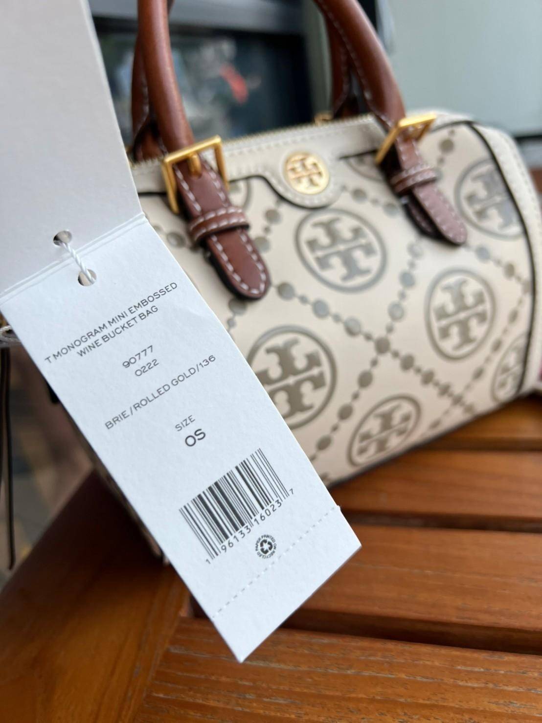 Tory Burch T-Monogram Mini Embossed Wine Bucket Bag / Tory Burch Mini Bucket กระเป๋าถือหรือสะพายไหล่ ทรงหมอนขนาดเล็ก ประดับด้วยลวดลายอันเป็นสัญลักษณ์ของแบรนด์ ถูกประดิษขึ้นด้วยความพิถีพิถันวัสดุหนังอย่างดี ด้านในบุด้วยหนังไมโครซูแอคเนื้อนุ่มทำความสะอาดง่า