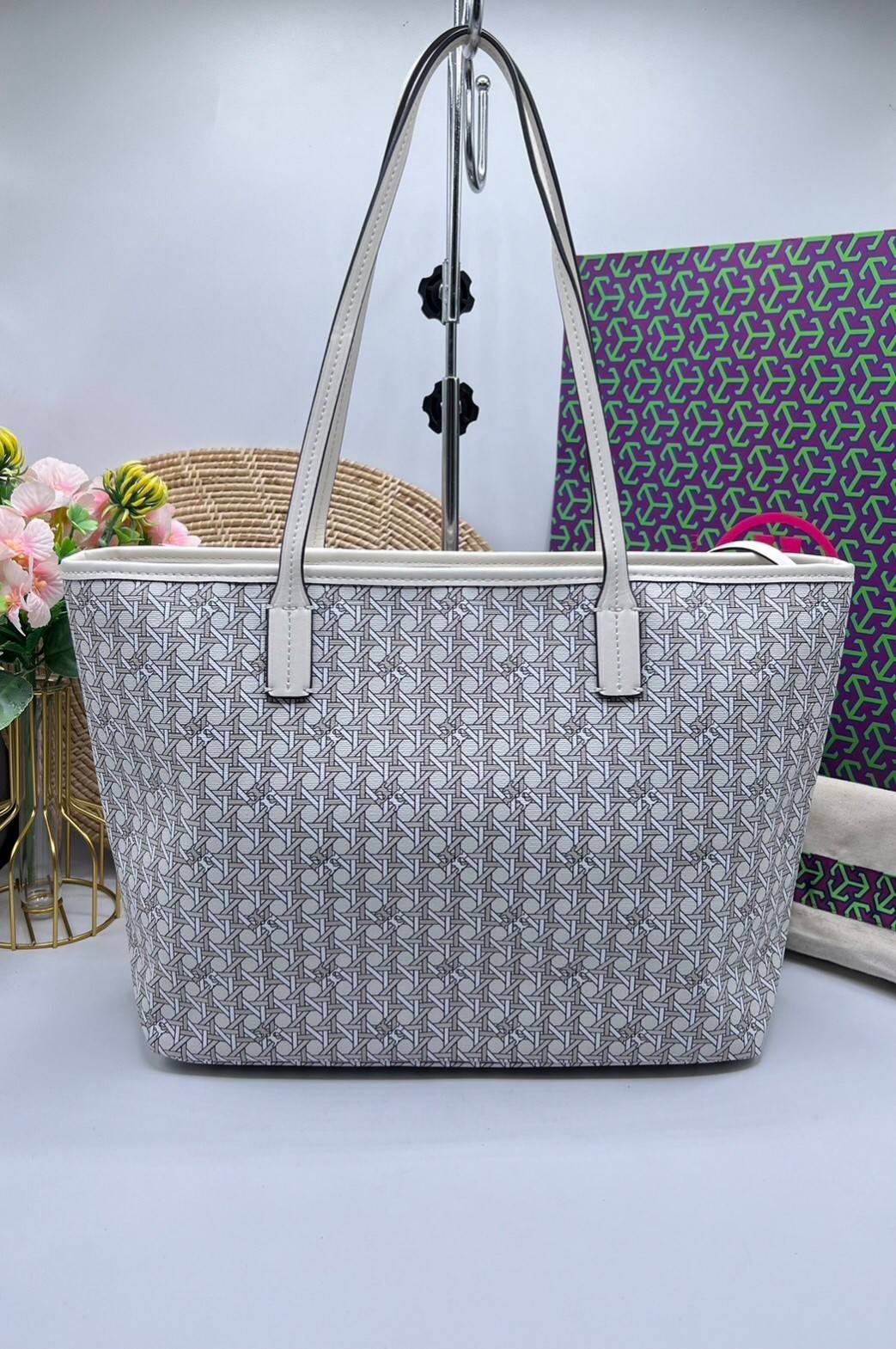 Tory Burch Ever Ready Zip Tote Small Coated Canvas / Tory Burch Geo Logo Tote กระเป๋าโท้ท พิมพ์ลายด้วยลวดลายสานตะกร้าอันเป็นเอกลักษณ์ของแบรนด์ ซึ่งได้แรงบันดาลใจจากความหลงใหลในงานจักสานของผู้ก่อตั้ง